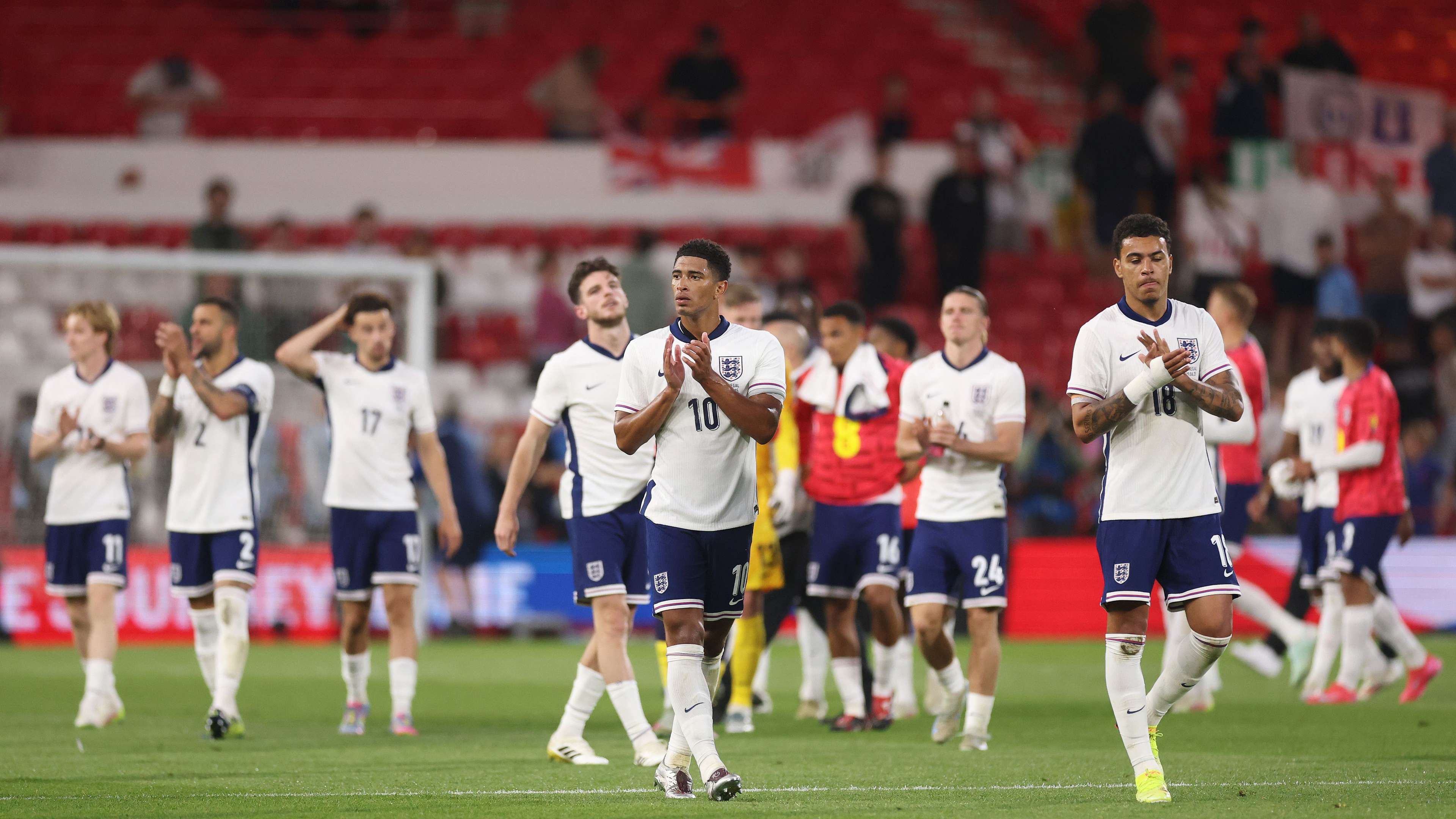Keane questions England's togetherness & slams 'lazy' Walker  