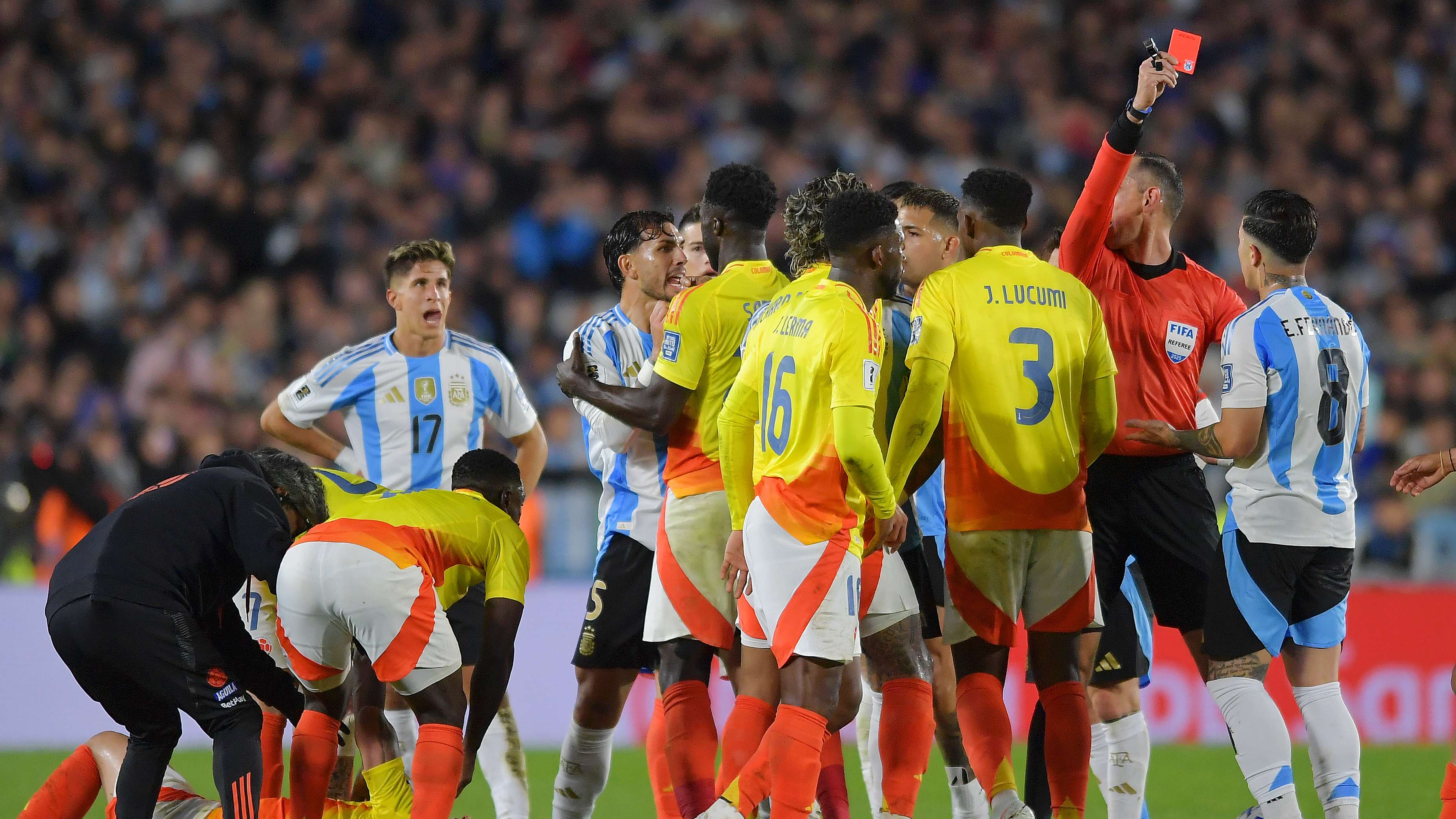 📽️ | Enzo Fernandez shown red card for brutal head kick   📽️ | Enzo Fernandez shown red card for brutal head kick