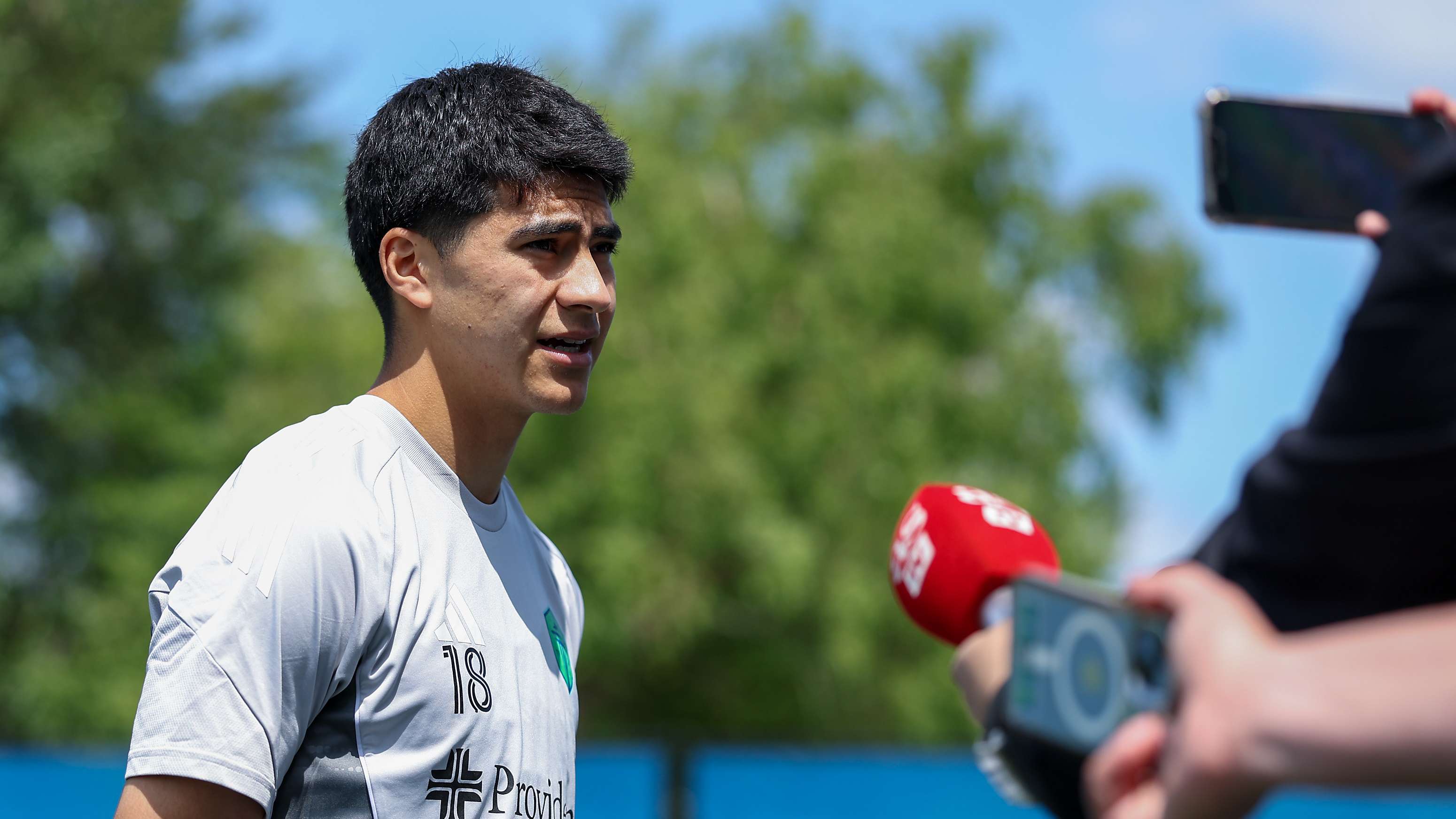 WATCH: Vargas meets, exchanges jerseys with idol Griezmann  