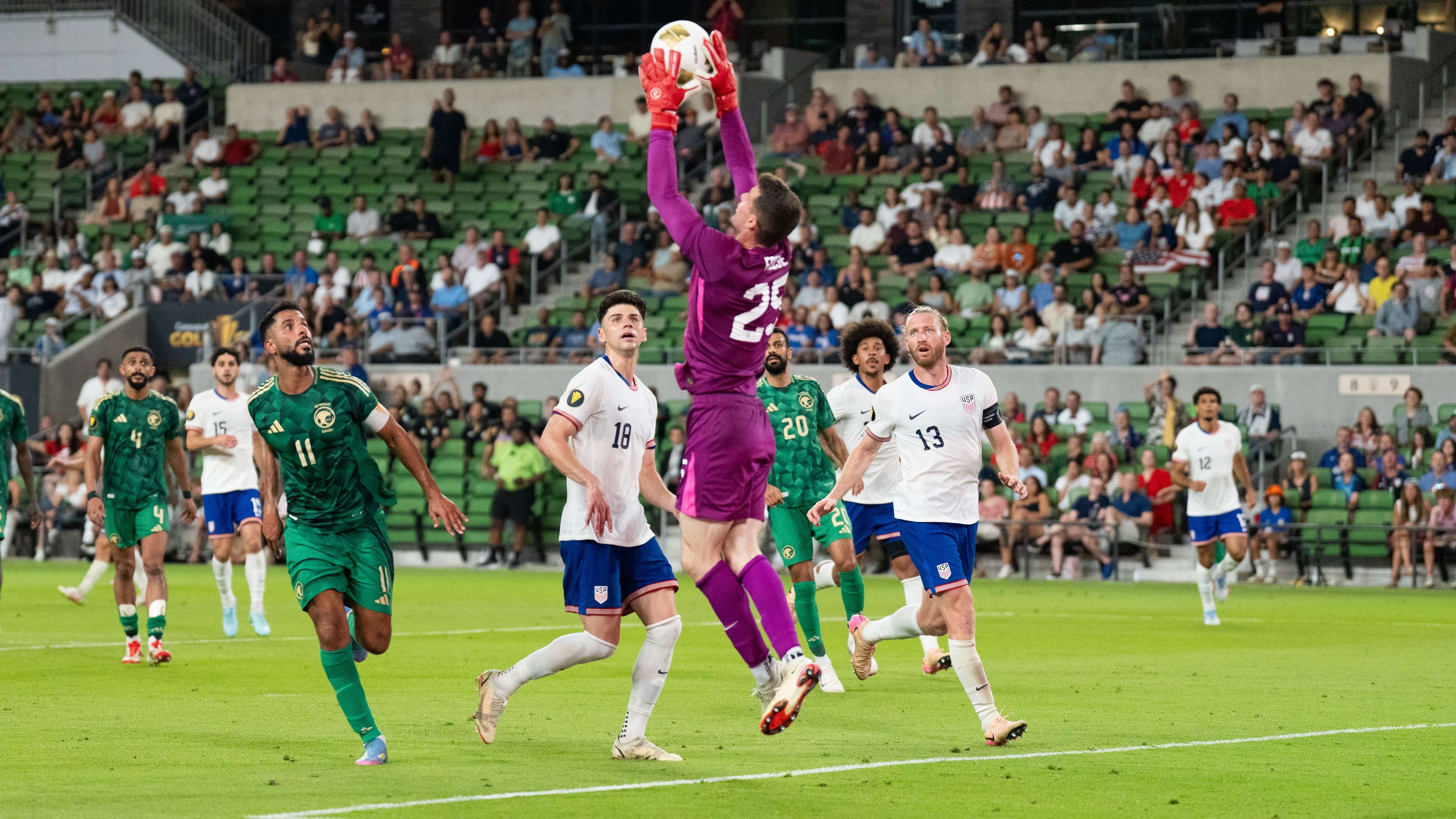 'Pochettino is robbing me' - Gomez says Turner should start  