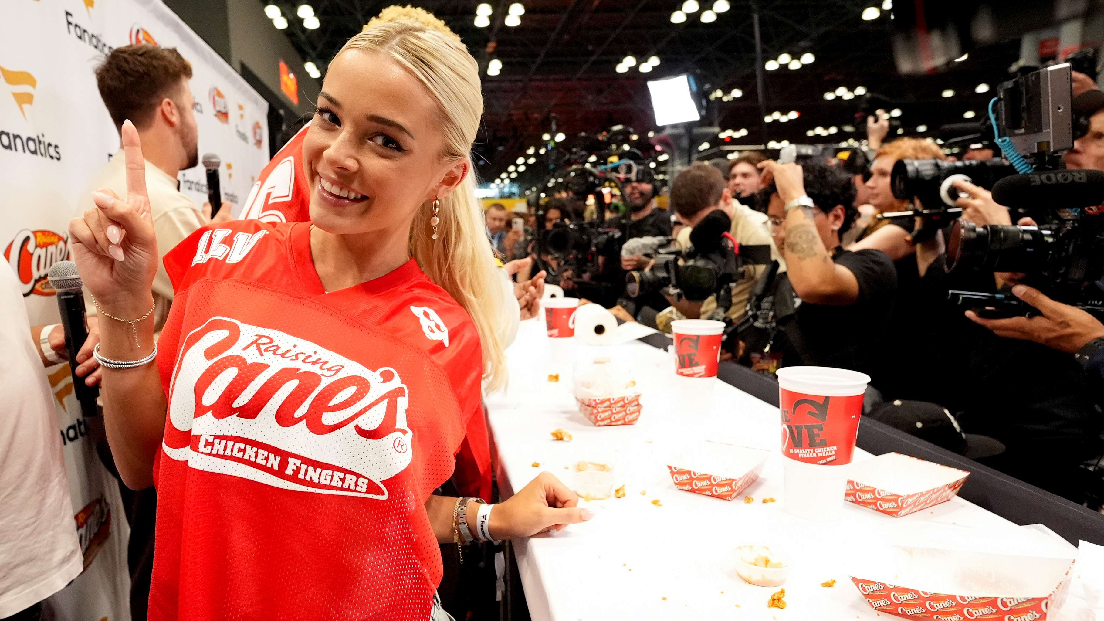 WATCH: Dunne breaks a World Cup trophy during Fanatics Fest  