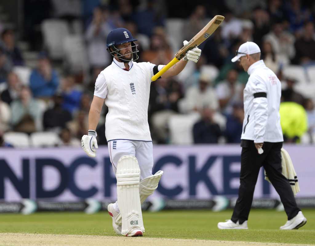 Duckett, Crawley keep India at bay  