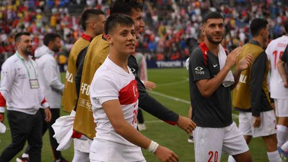 📹 | Guler stops for selfies in stormy conditions  