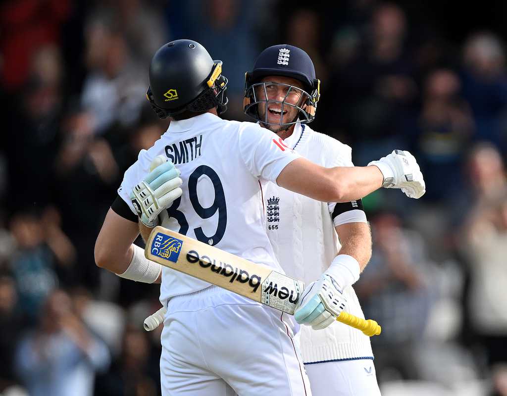 England complete their second-highest successful chase in Tests  