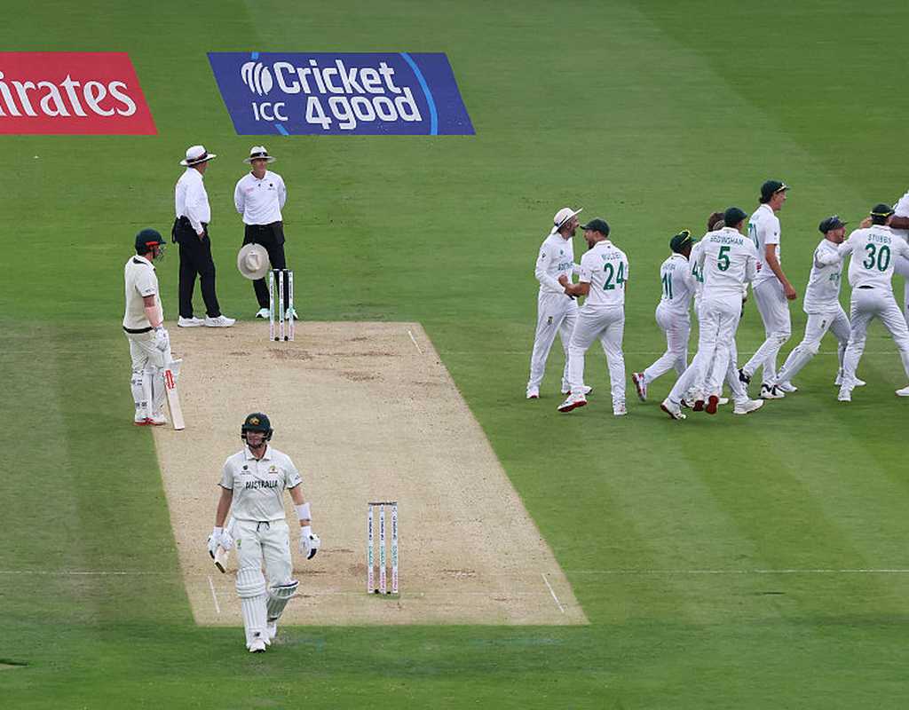 Dream chasers and dream quashers queue up on a see-sawing Day 2  