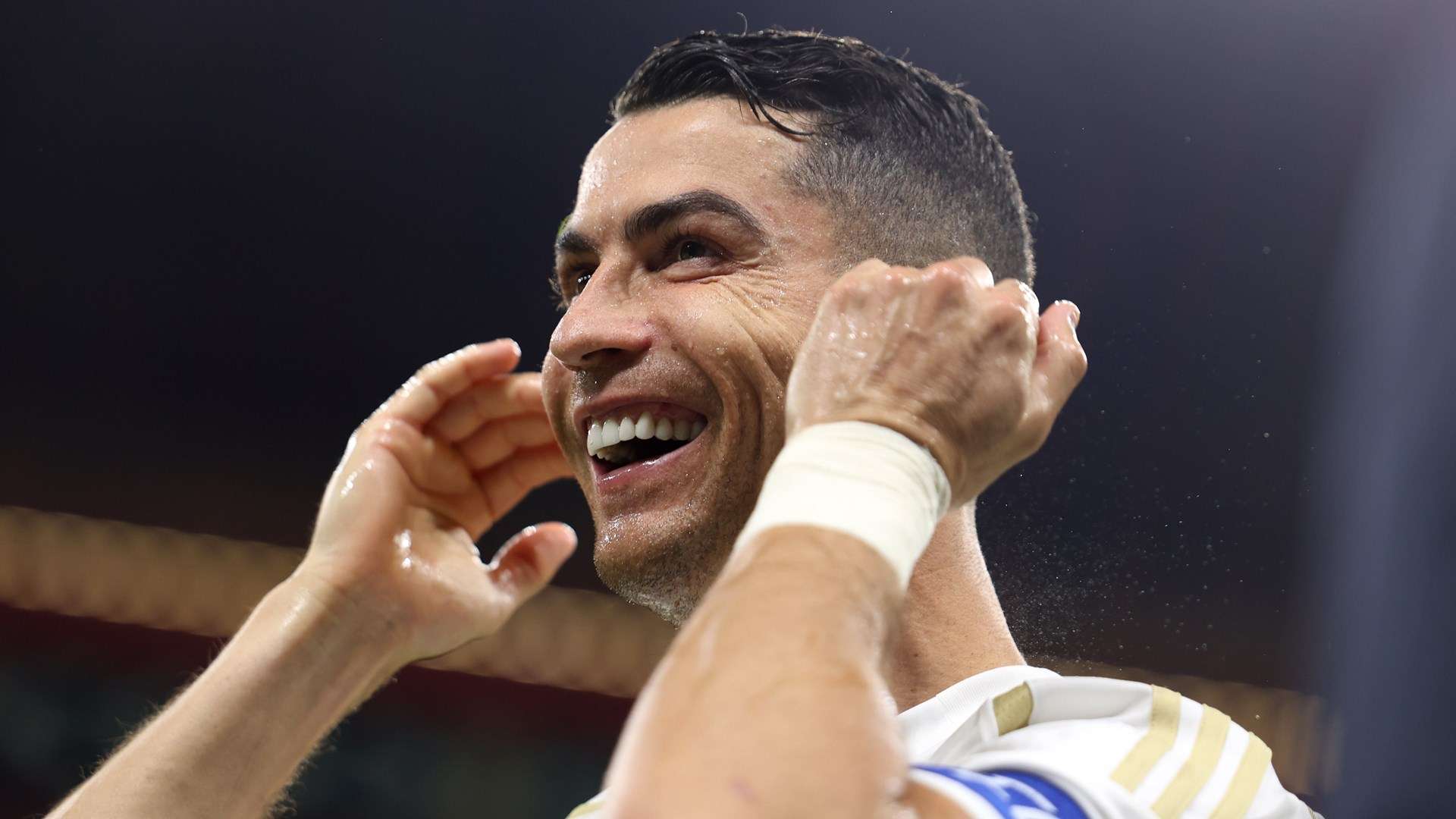 Generous Ronaldo! Bought iPhones & Apple Watches for team-mates   Generous Ronaldo! Bought iPhones & Apple Watches for team-mates