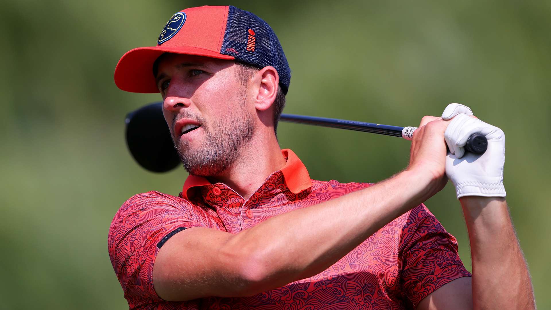 📽️ | Kane takes on golf challenge with bizarre oversized club  