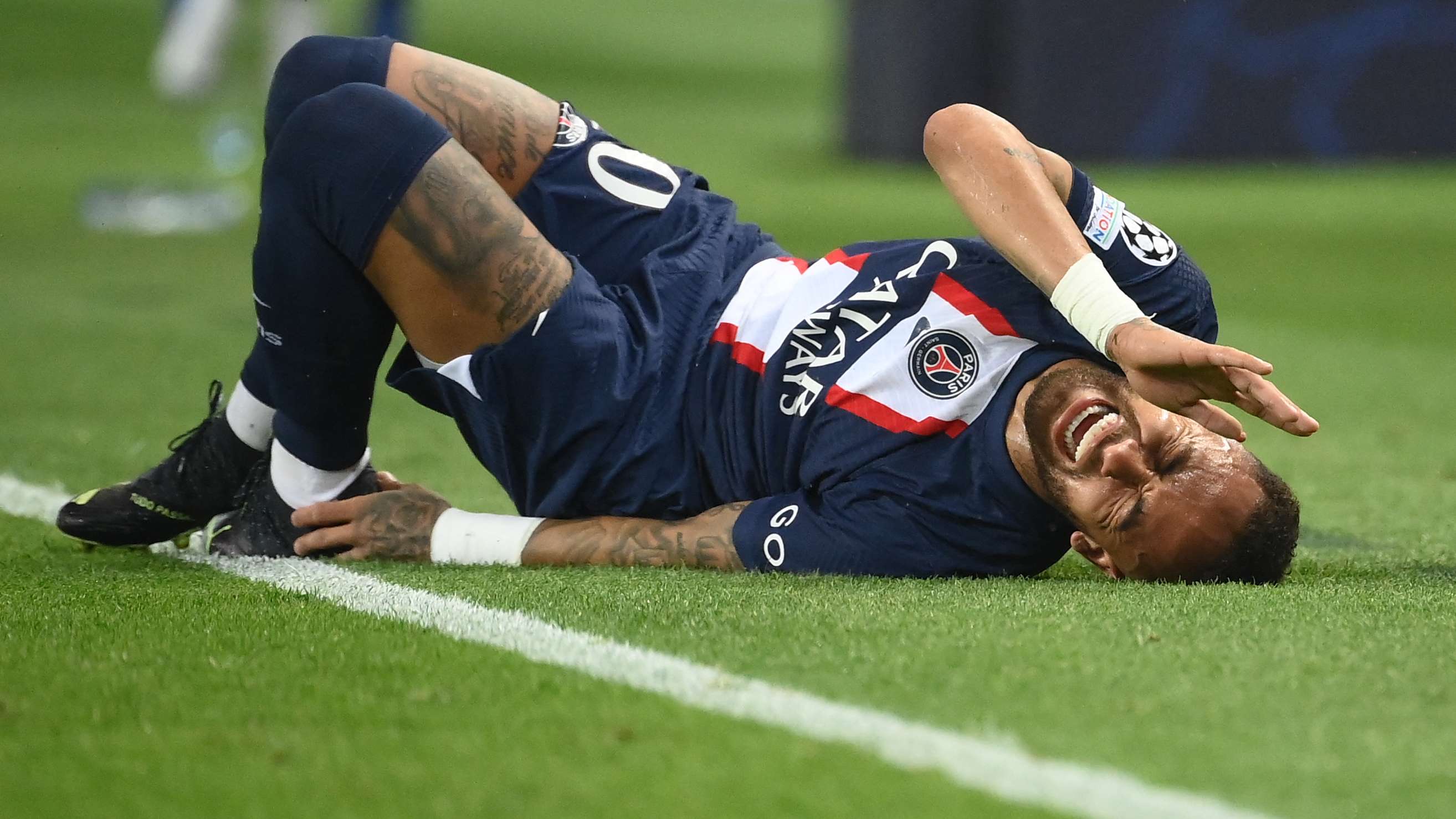 Neymar the diving king?! Ex-ref lifts lid on 'legendary' antics  