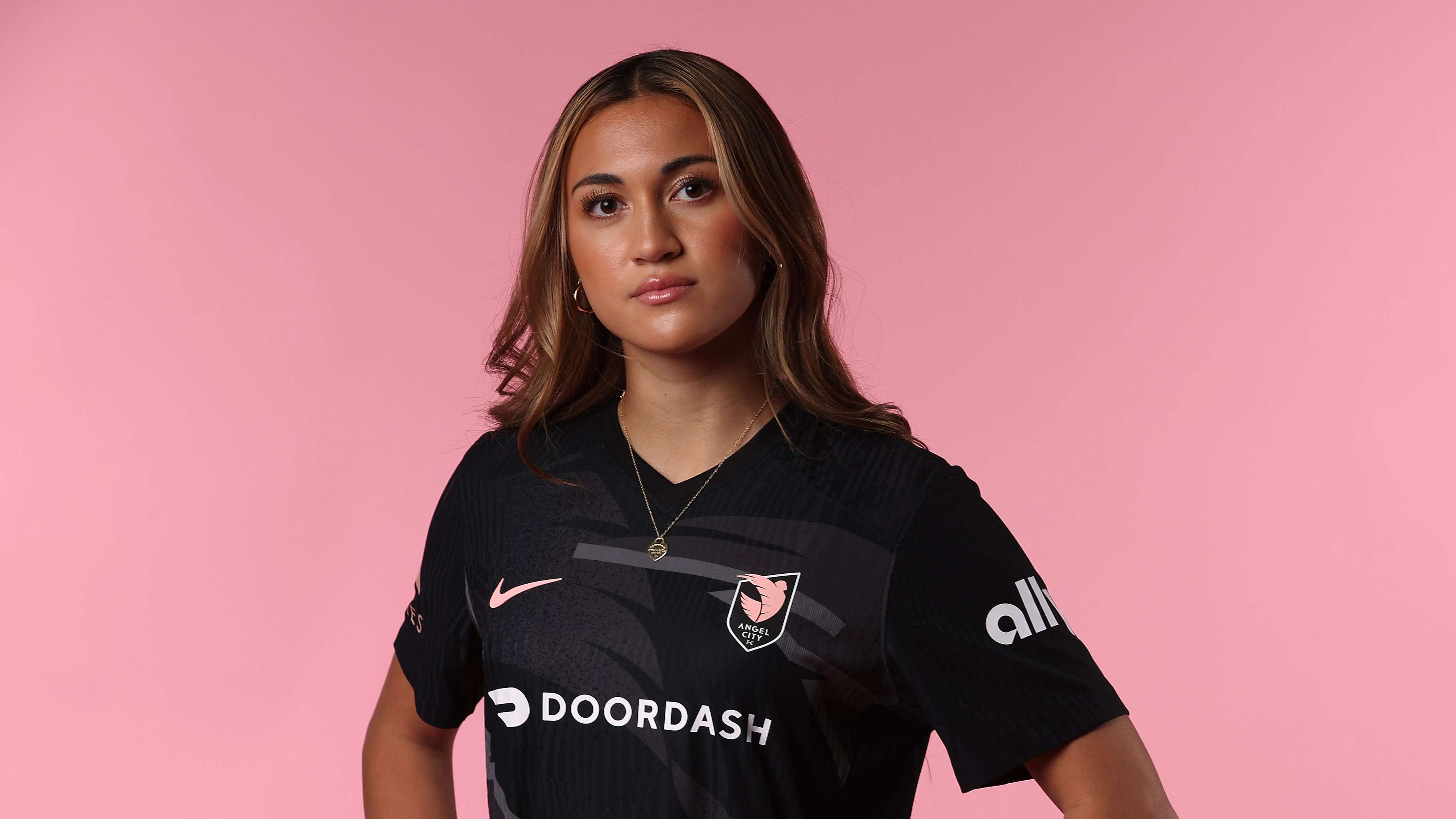 Angel City agree to new deal with 18-year-old rising star Phair  