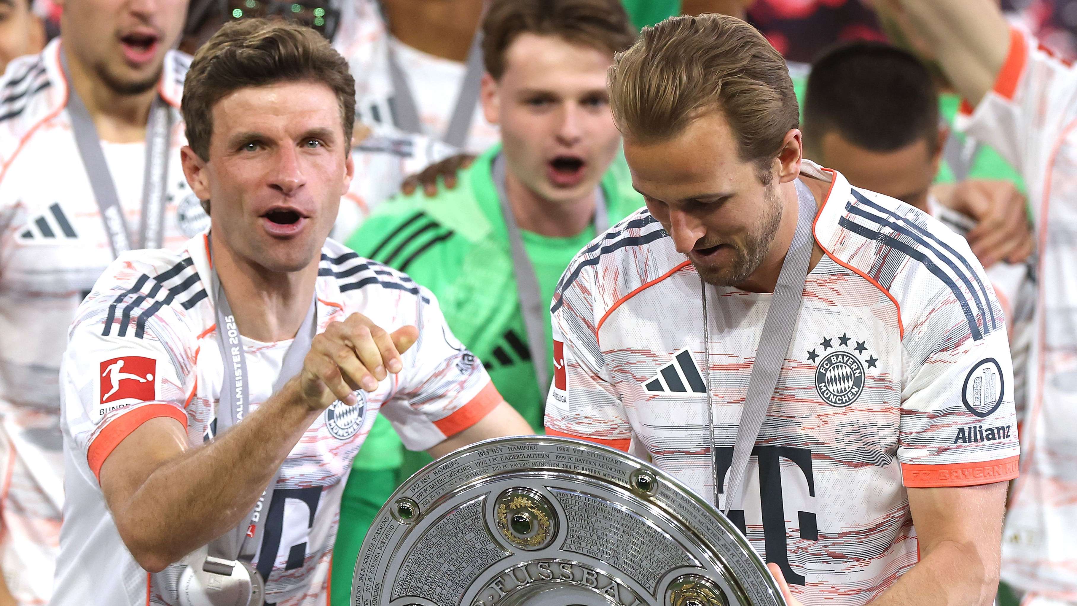 Kane sends heartfelt message to departing Bayern 'legend' Muller  