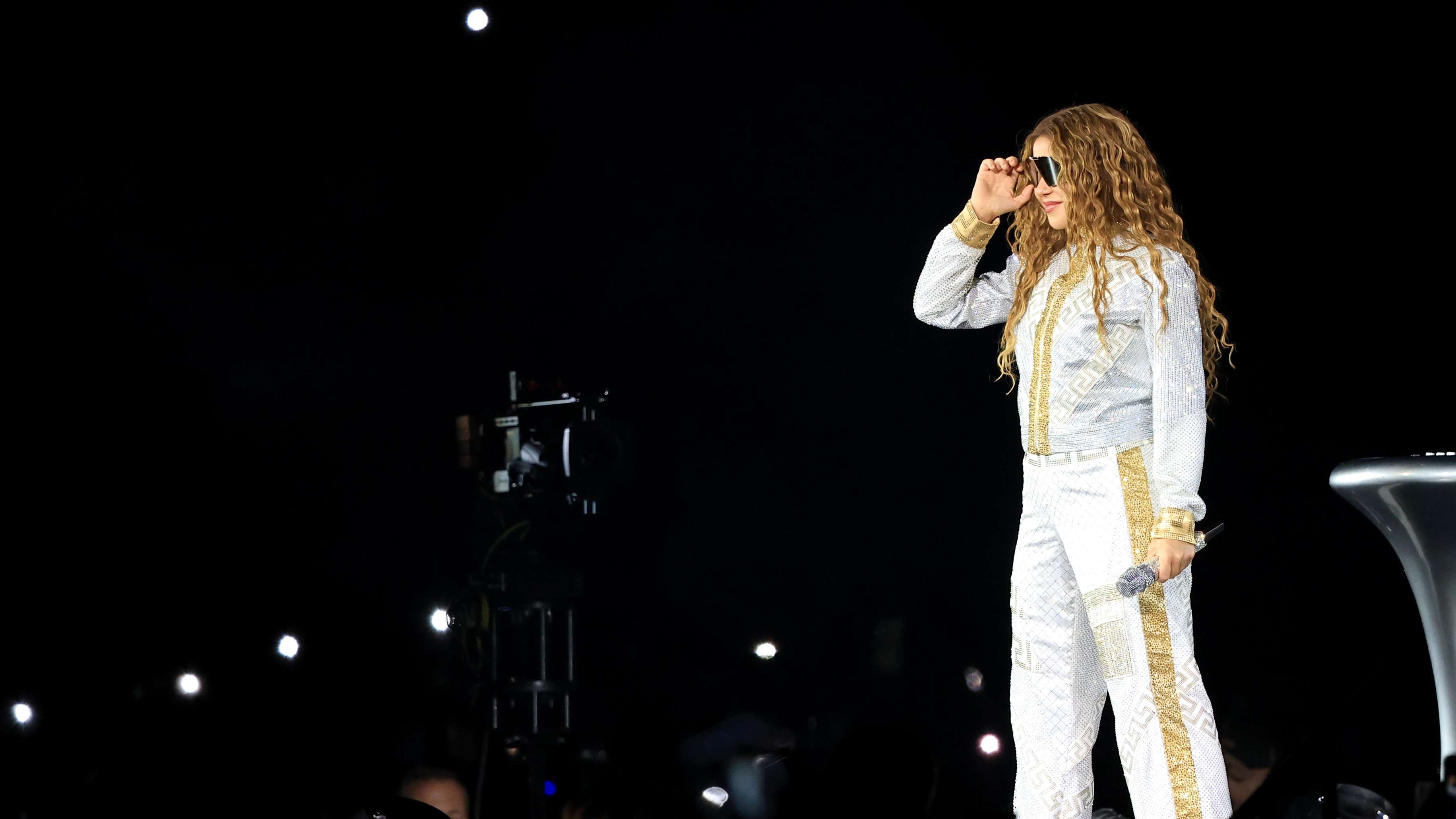 Shakira poses with Quakes jersey alongside Cristian Espinoza  
