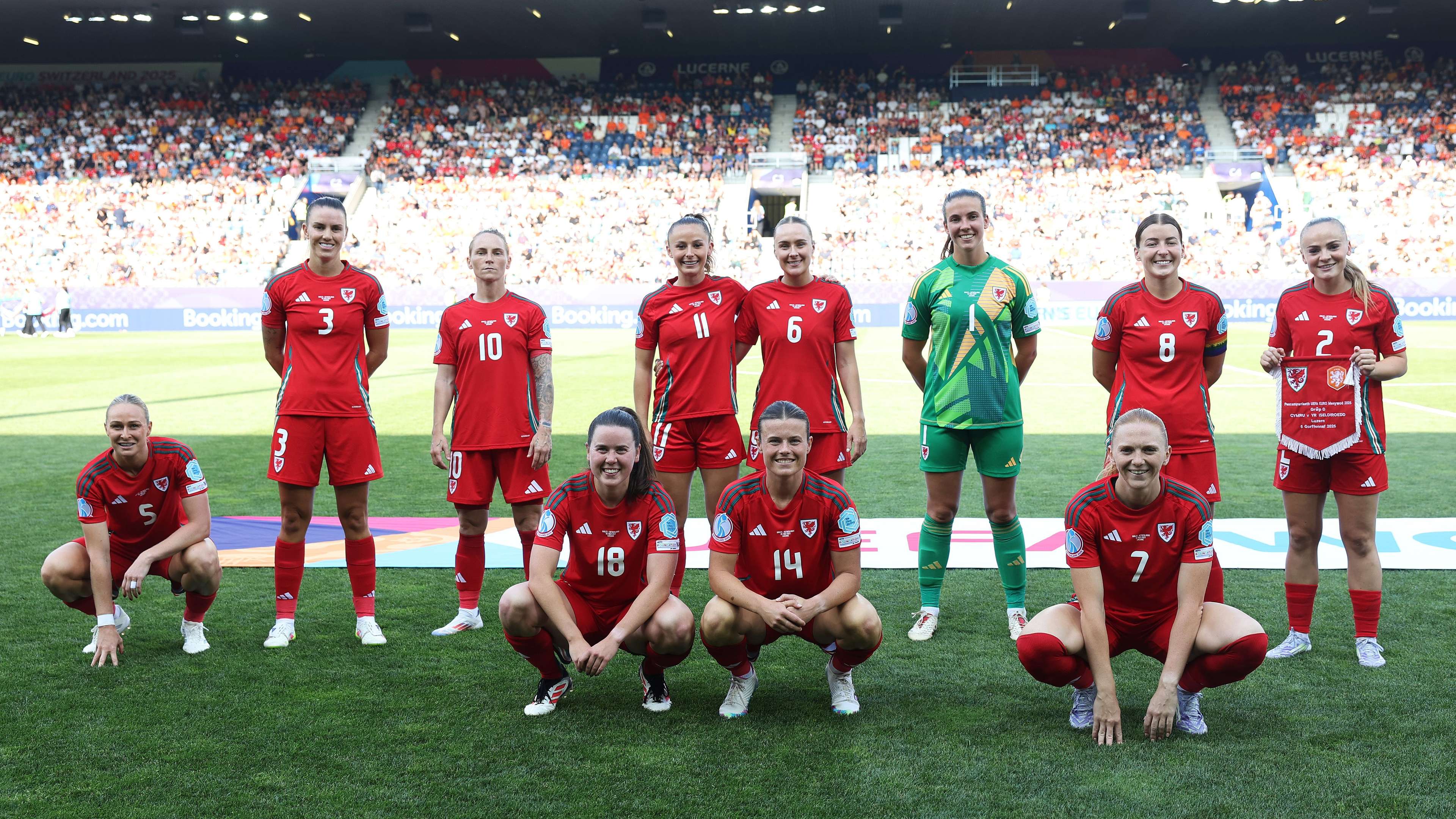 Wales' women's players 'visibly shaken' after bus crash  