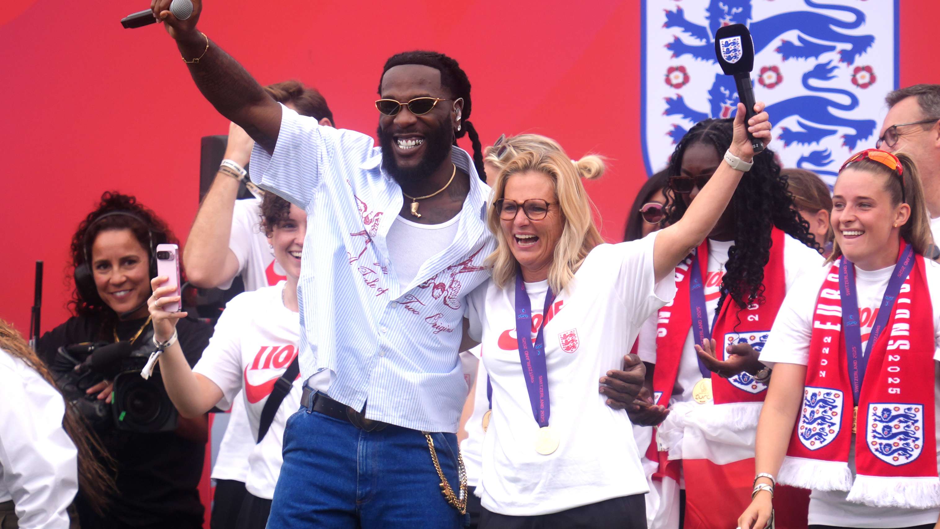 📽️ | Wiegman dances & sings with Burna Boy during Euro celebrations  