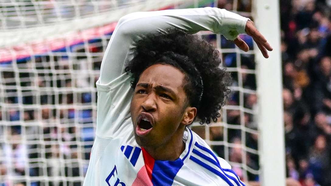 Everton spring surprise by closing in on Lyon's Fofana  