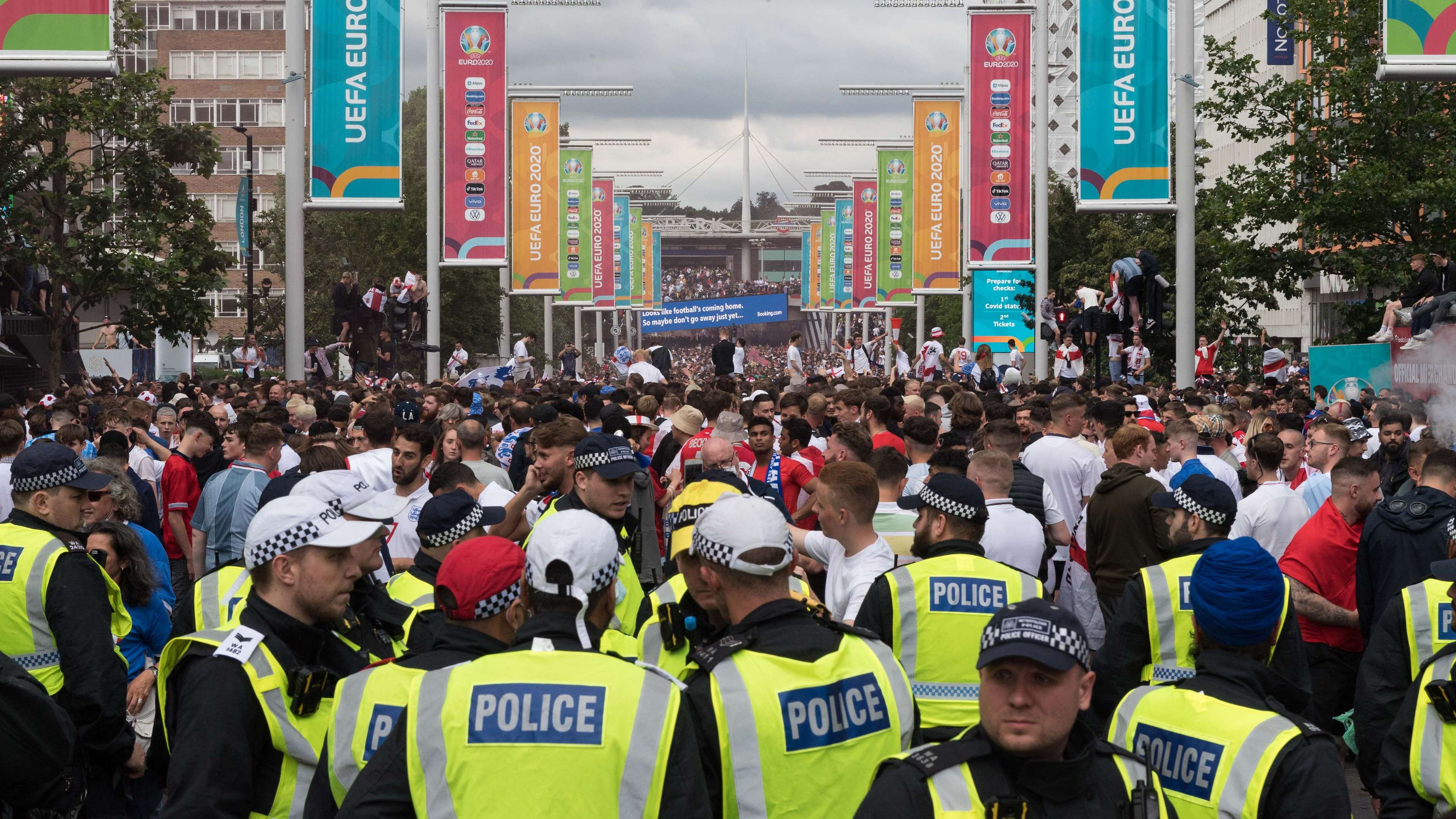 Cops to spray hooligans with invisible spray  