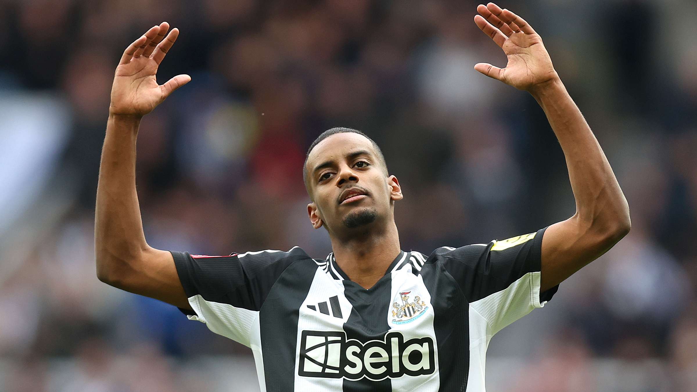 'Very close' - Ex-Barcelona chief makes surprise Isak admission  