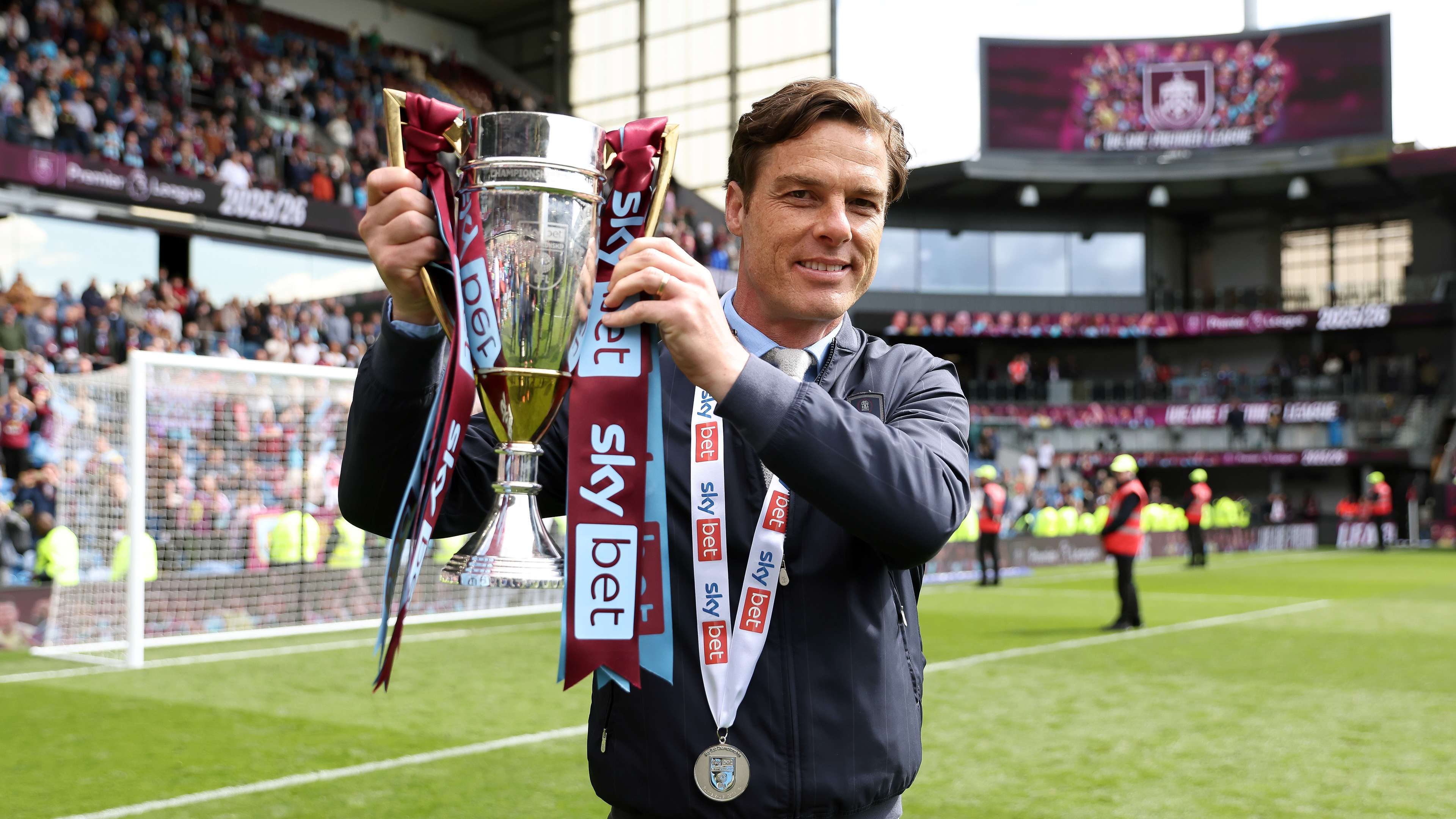 Burnley launch shock move for ex-Man Utd star  