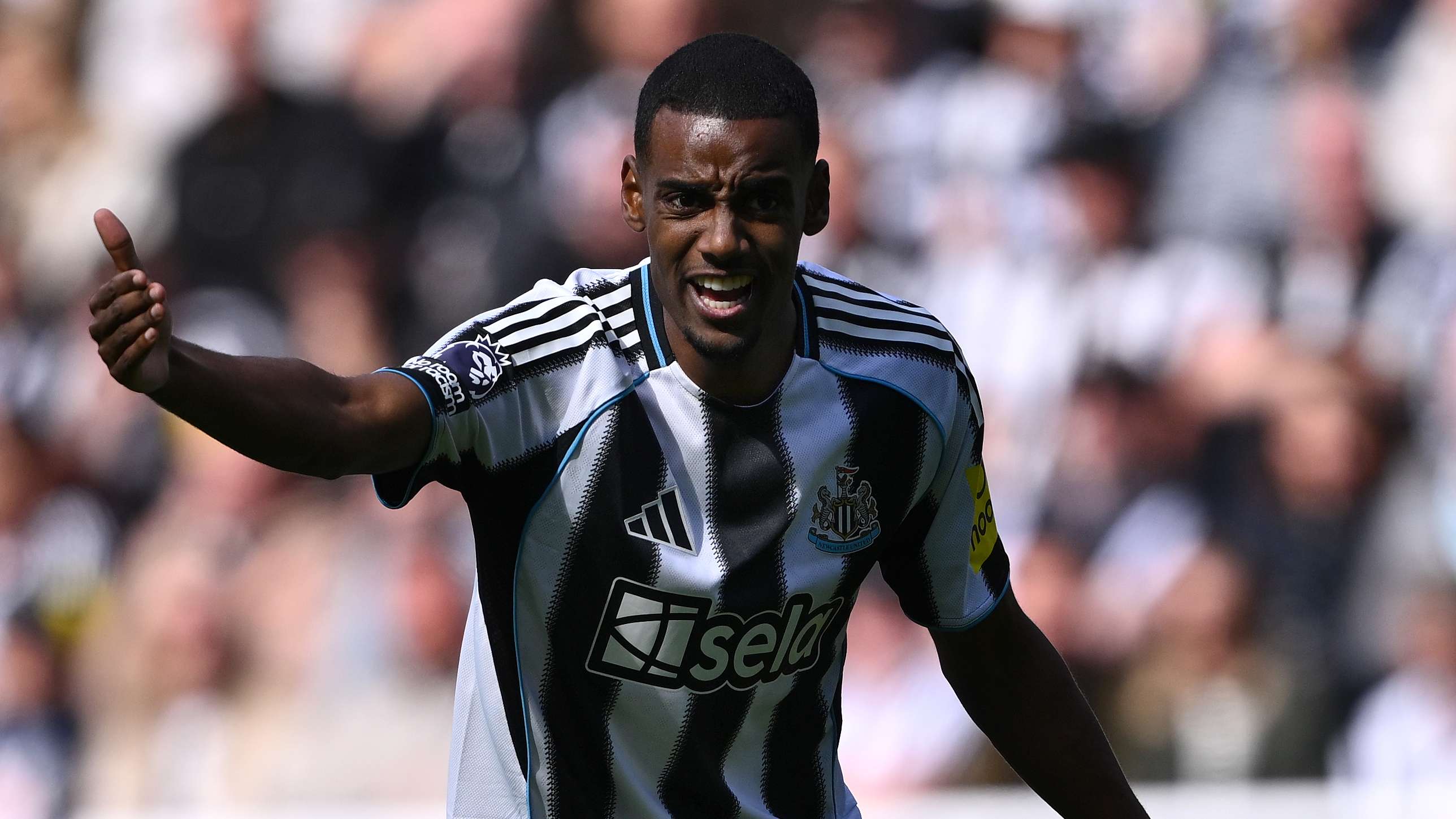 'Sickening' - Isak warned he's 'killing the squad' at Newcastle 'Sickening' - Isak warned he's 'killing the squad' at Newcastle