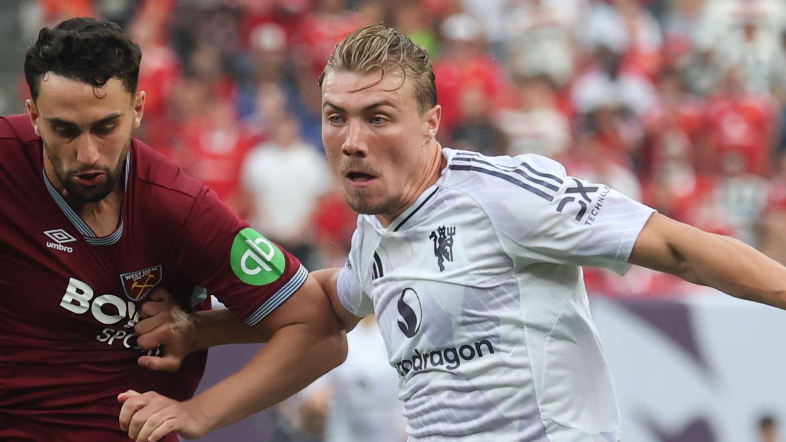 Hojlund suitors fly to England to pursue Man Utd move  