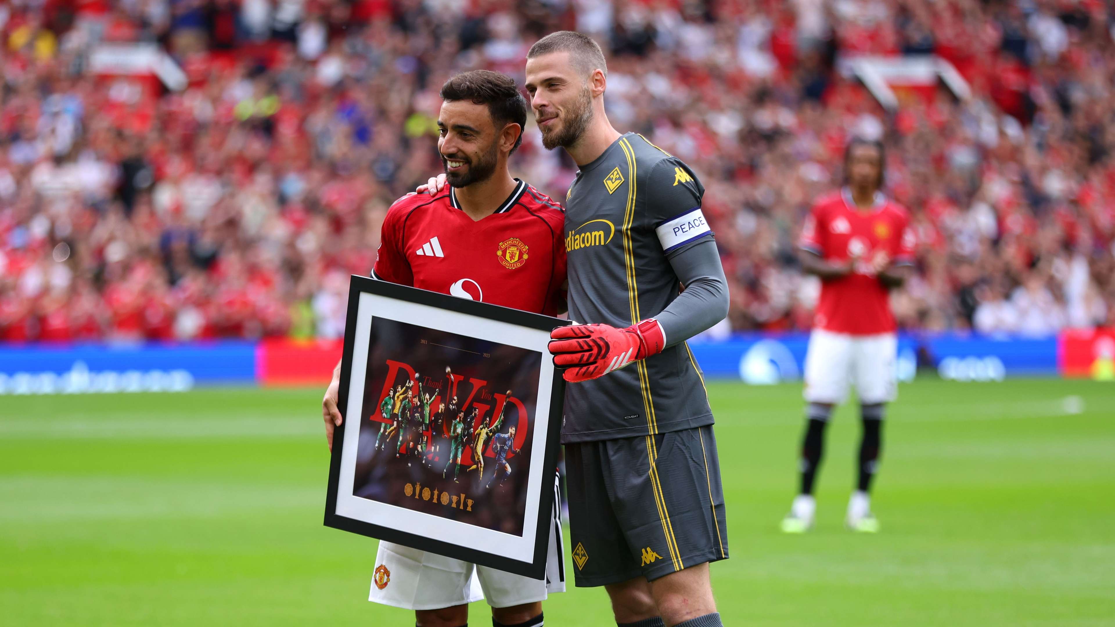 📽️ | VIDEO: De Gea receives gift on Man Utd return  
