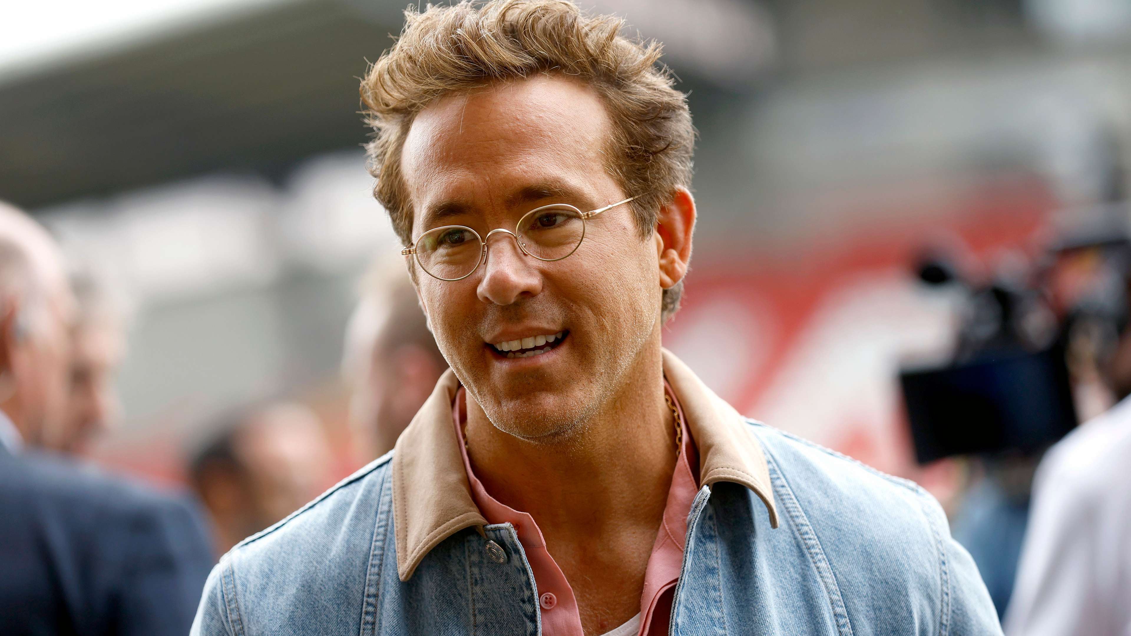 Rob & Ryan watch Wrexham's first Championship home game  