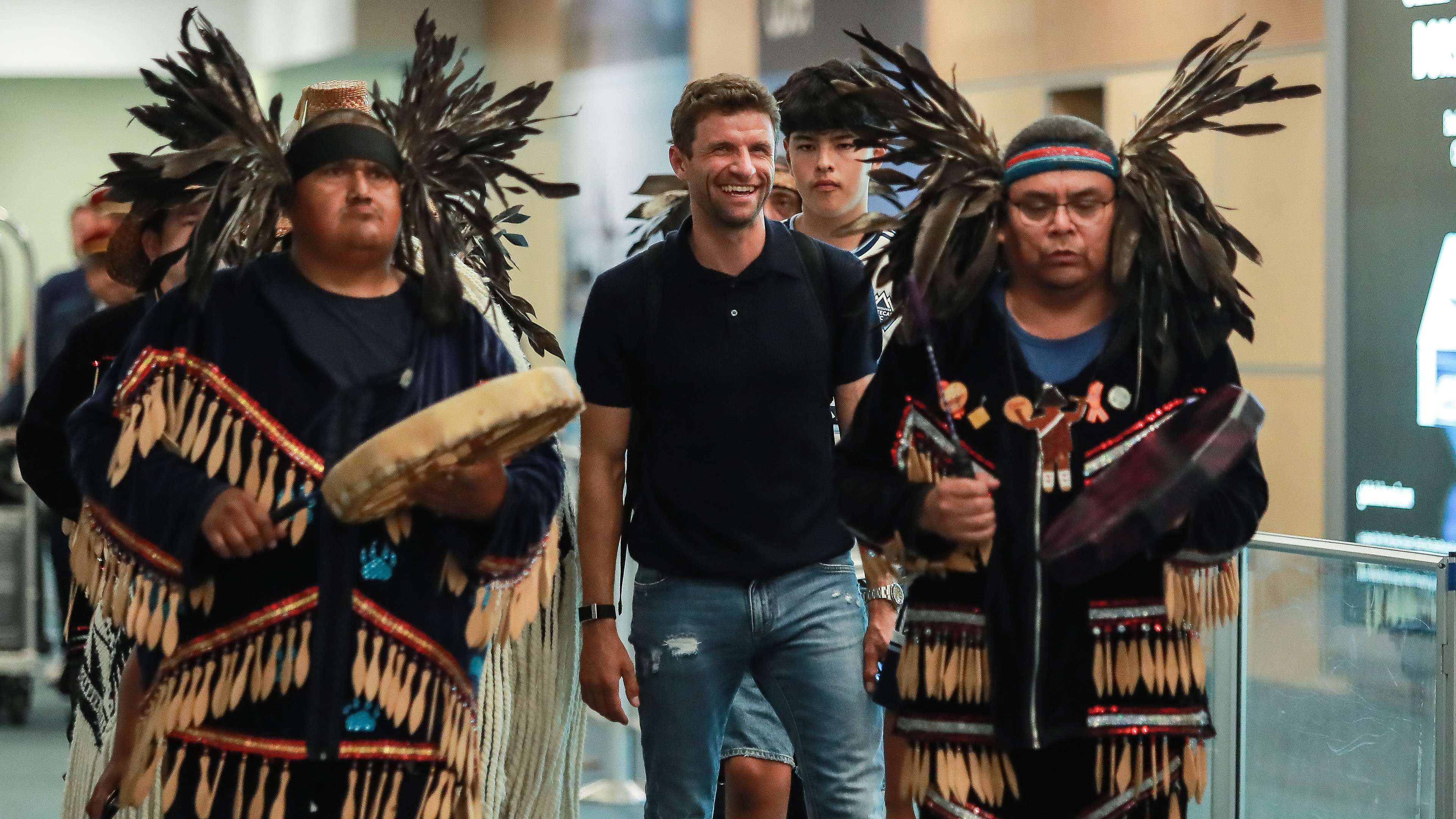 Bayern legend Muller gets hero's welcome in Canada Bayern legend Muller gets hero's welcome in Canada