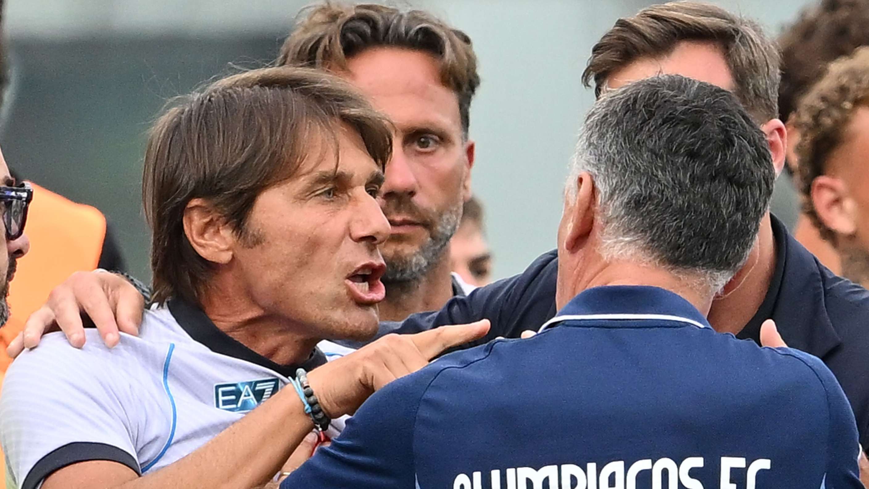 📽️ | Conte loses it over Olympiacos' fouls on Napoli stars  