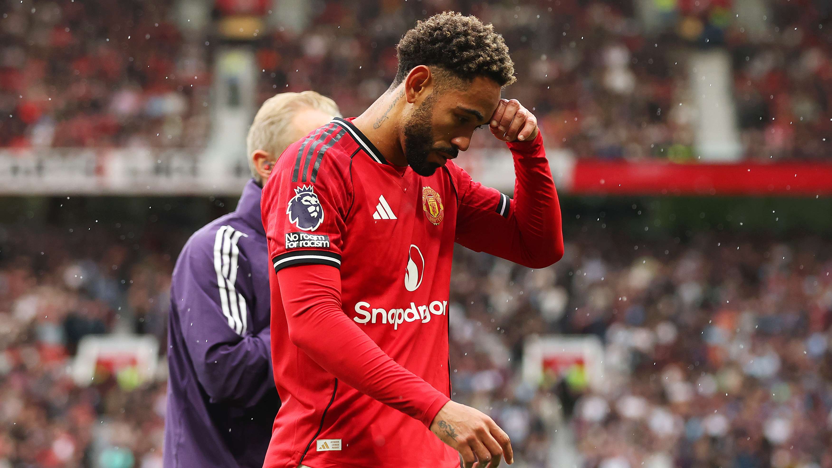 Injury disaster for Man Utd as Cunha taken off with muscle issue  