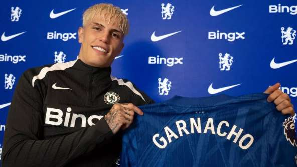 Garnacho takes bizarre Chelsea number in questionable Man Utd nod  