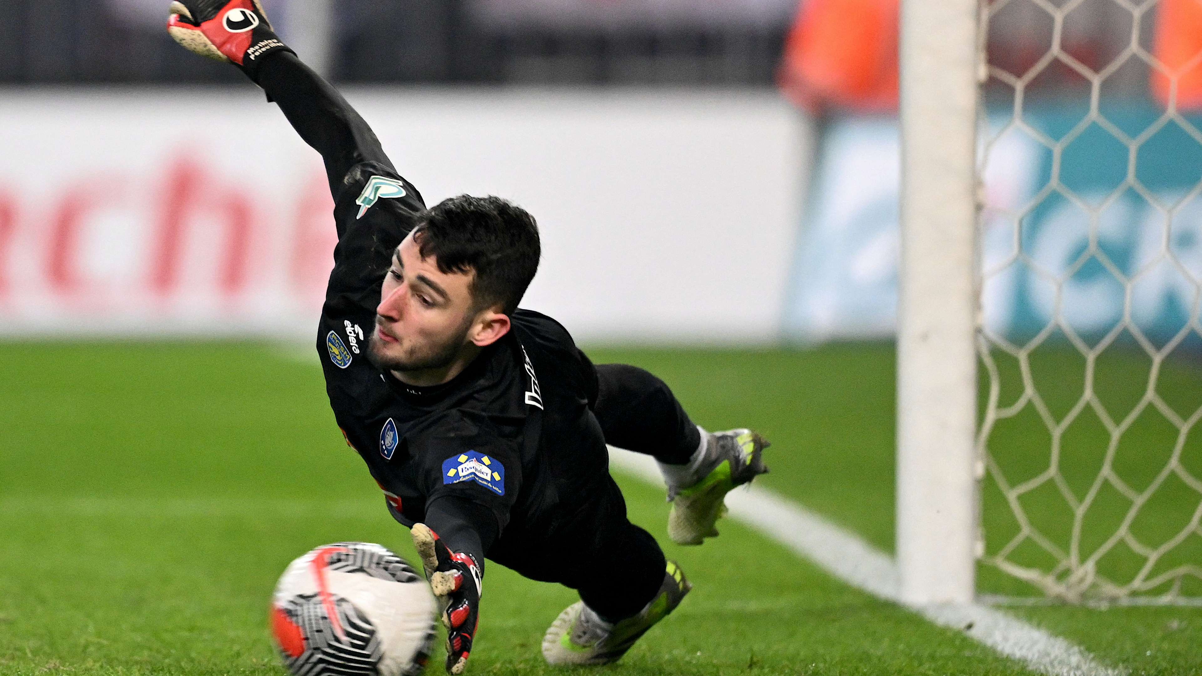 Lyon to lose young goalkeeper in €350k Al-Hilal deal Lyon to lose young goalkeeper in €350k Al-Hilal deal
