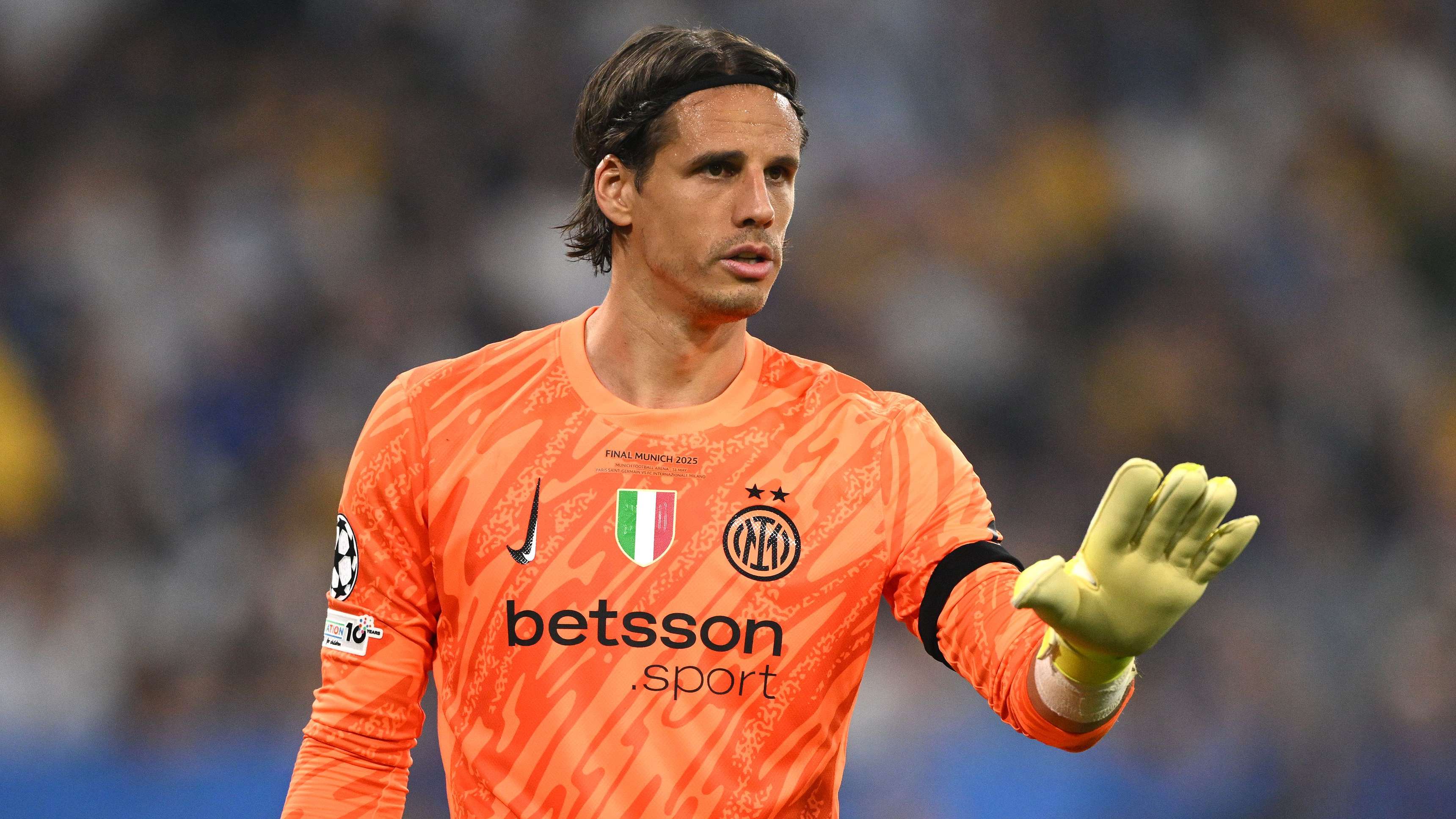 Inter boss says stop 'throwing stones' at Sommer after Juve defeat  