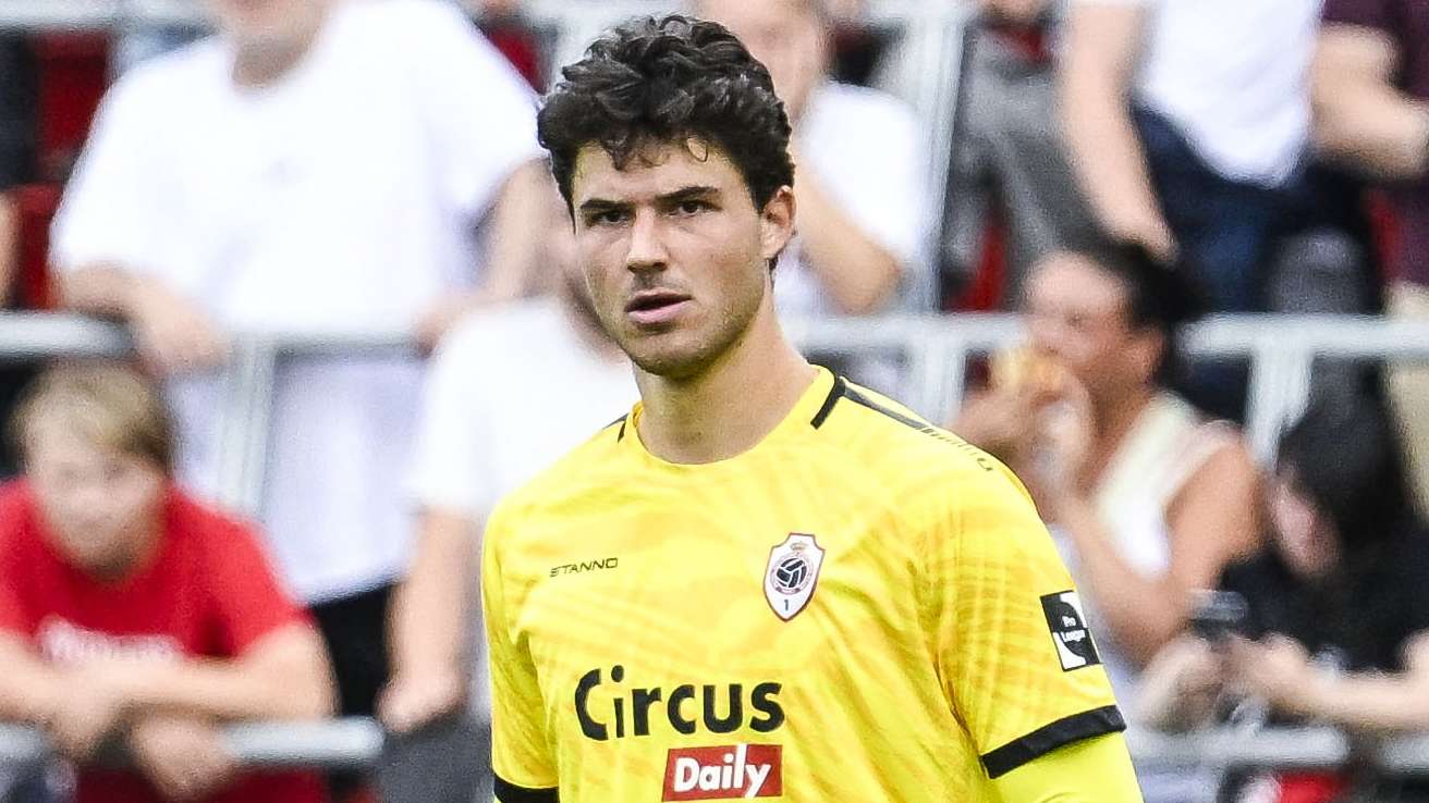 Will Lammens be Man Utd's new No.1? Neville reveals former club's plan  