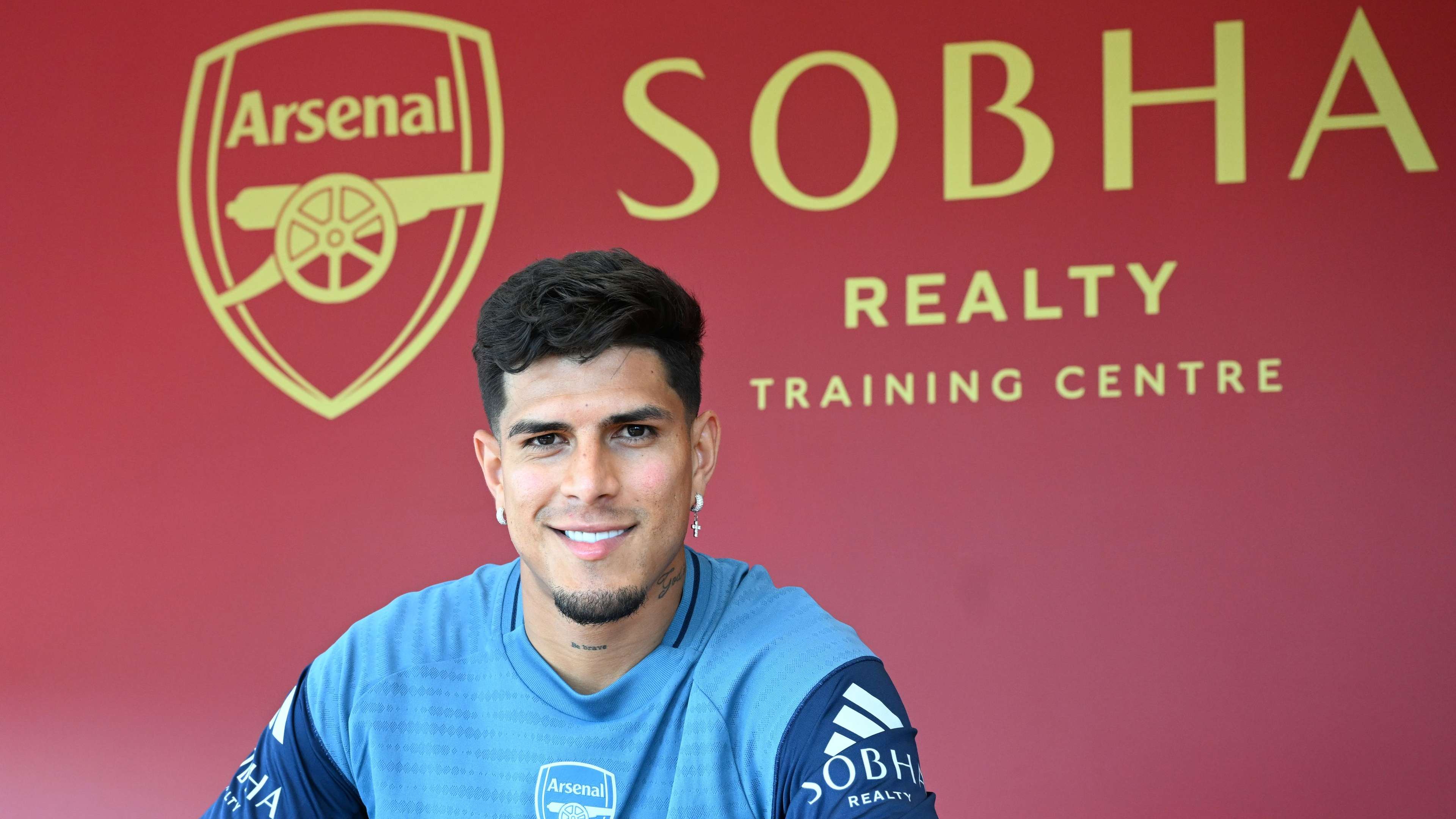 Arsenal sign Hincapie from Leverkusen  