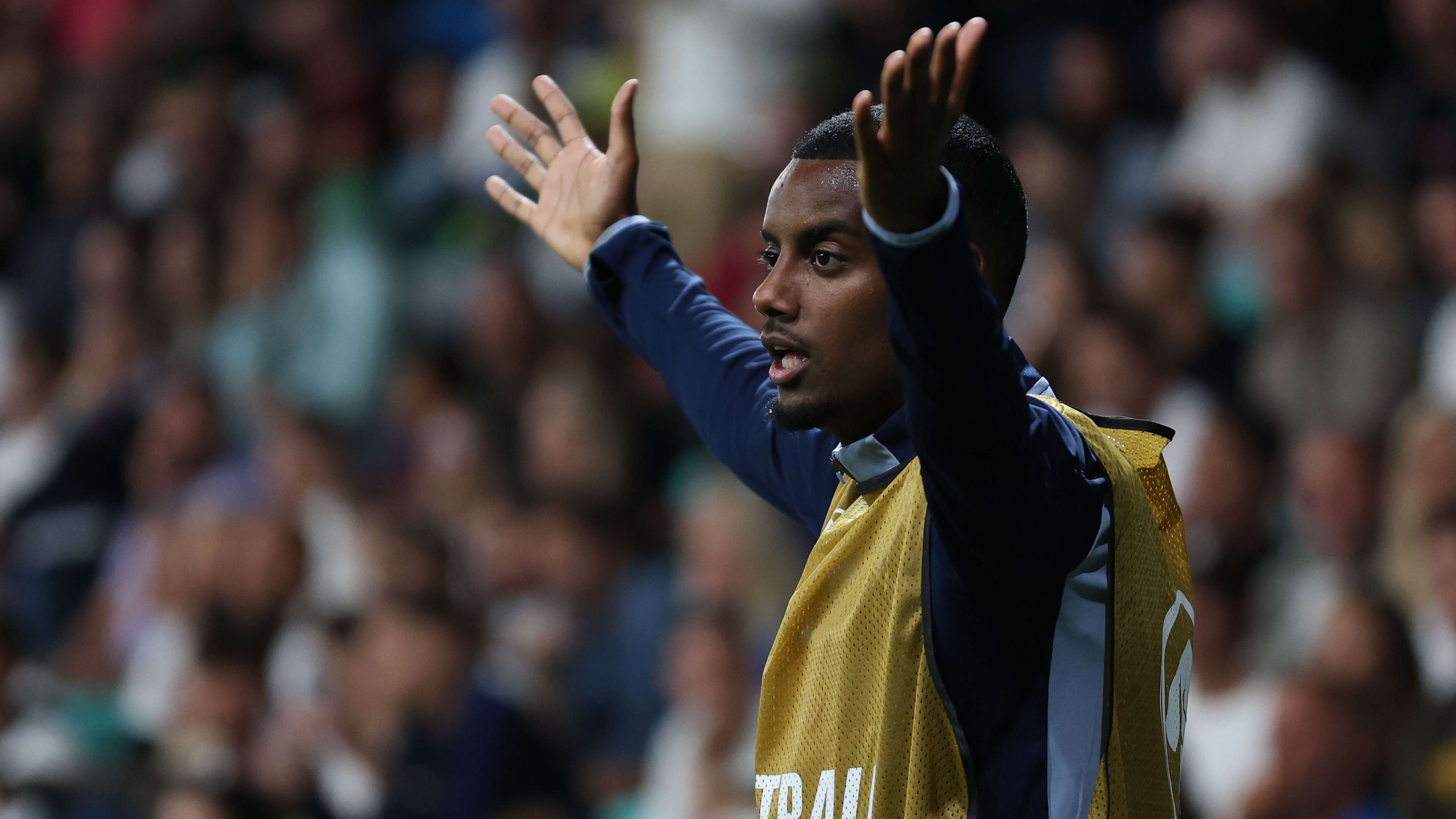 🎥 | Swedish media quiz Isak on Liverpool transfer decision  