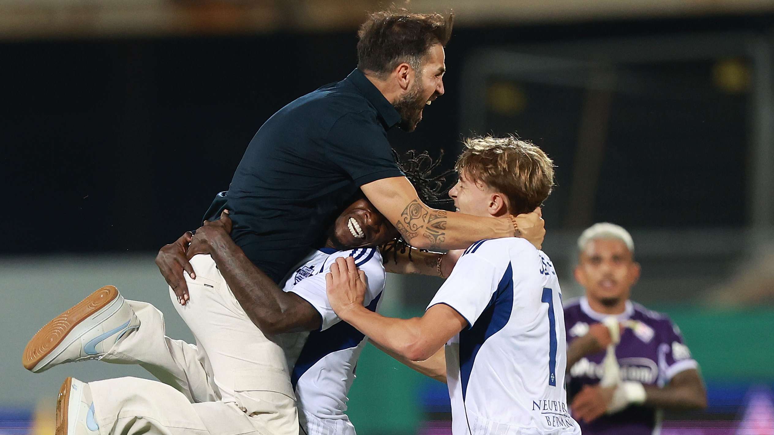 📽️ | Fabregas gives passionate on-field speech to Como stars  