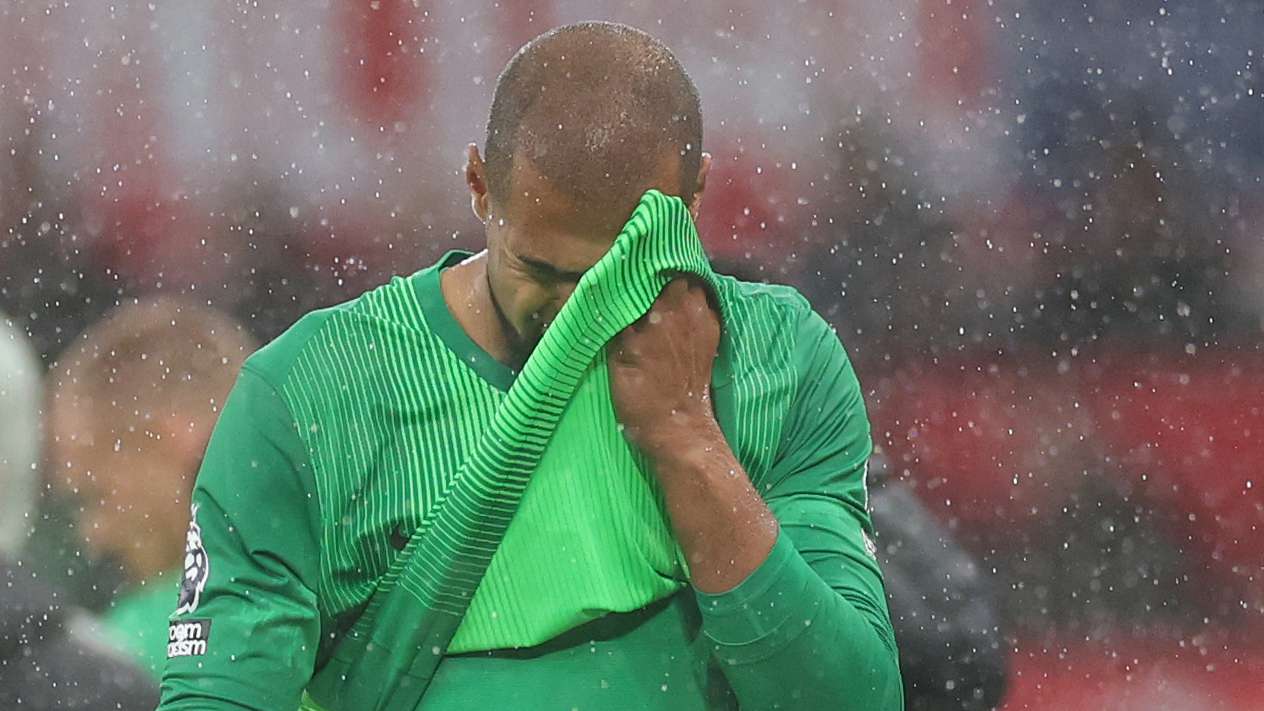 Sanchez makes unwanted history with disastrous early red card  