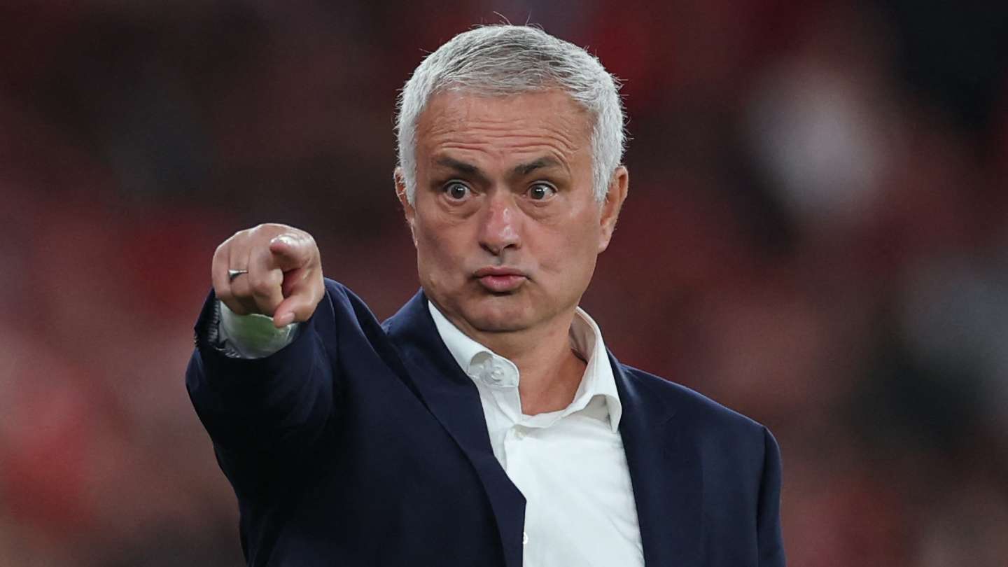 Mourinho gets Benfica's backing in heated referee feud  