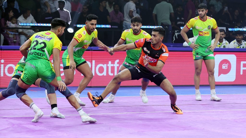 Inches separate the two sides as U Mumba clinch victory in last raid thriller against Patna Pirates  