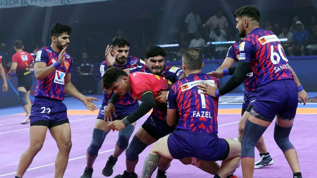 Ashu Malik combines with experienced defence to lead Dabang Delhi to impressive seven-point victory over Bengaluru Bulls  