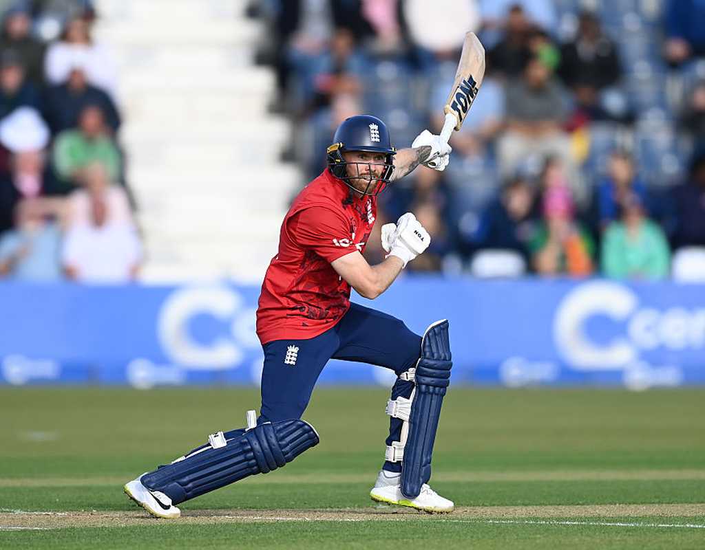 Salt blitz powers England past Ireland in Malahide  