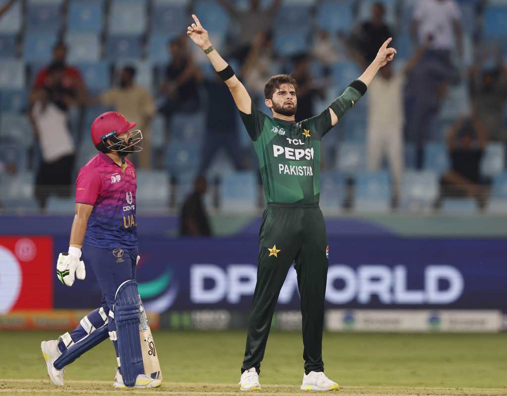 Allround Shaheen sends Pakistan to Super Four  