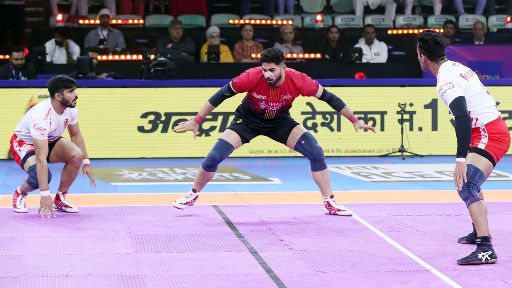 Bengaluru Bulls crush Gujarat Giants 54–26 to seal Top-Four spot  