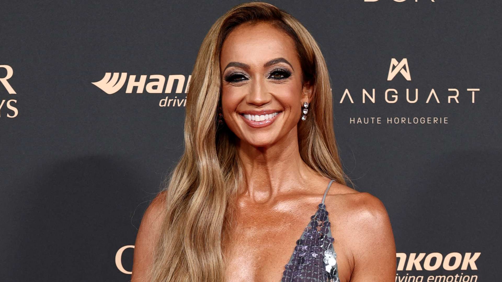 Scott sends Richards into hysterics with wardrobe malfunction  