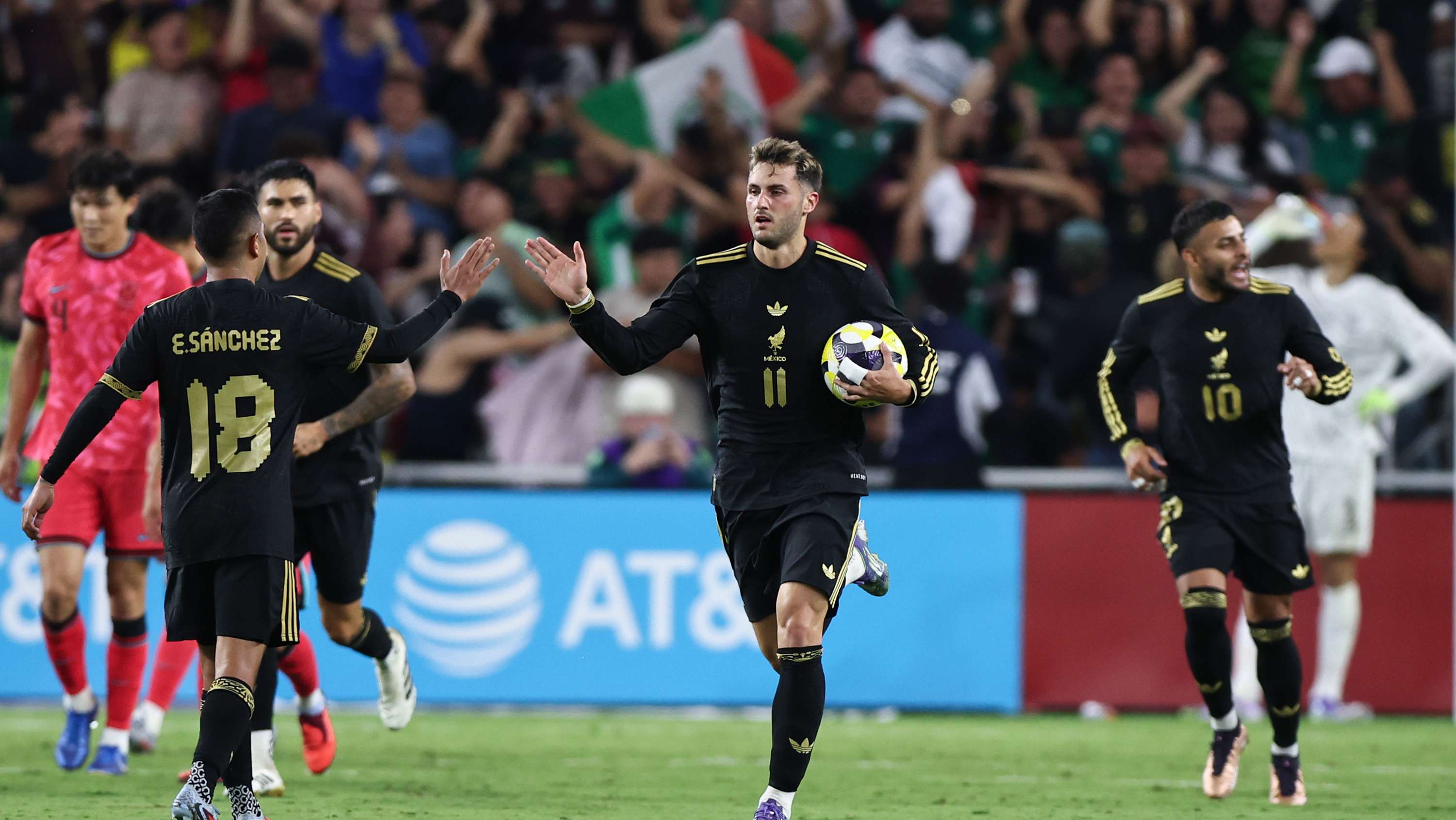 Gimenez, Lozano in, Jimenez out as Mexico announce squad  