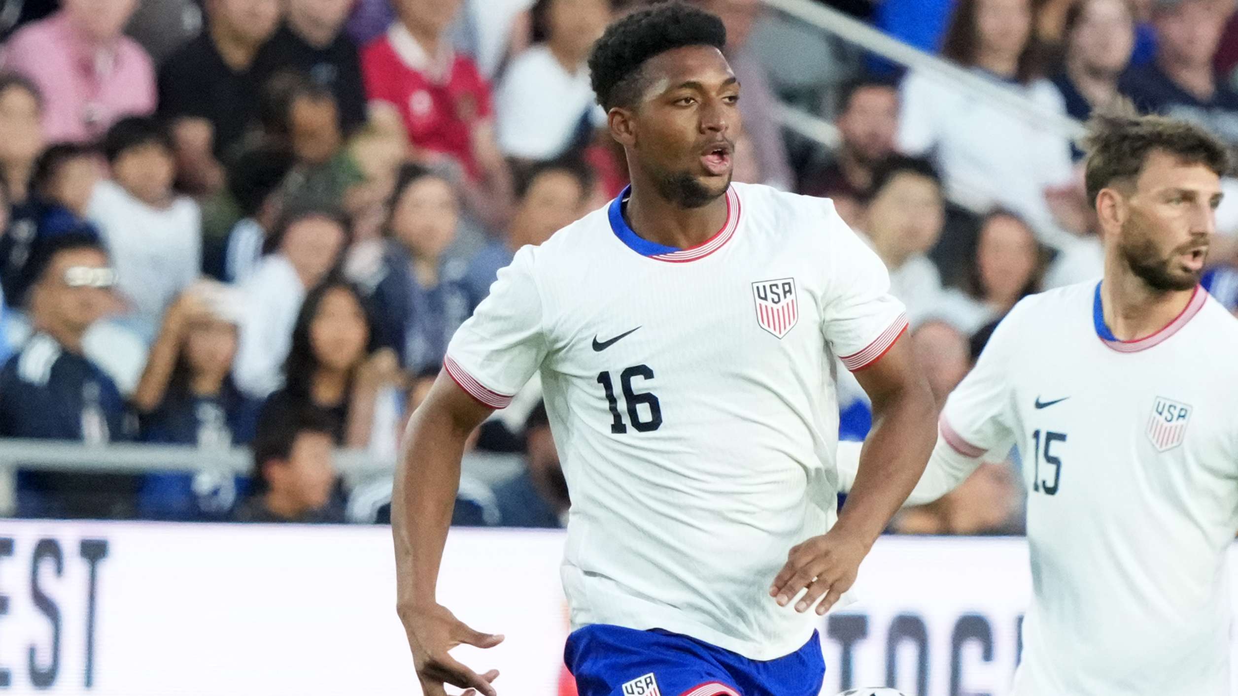 WATCH: USMNT's Freeman challenges Texas' Kanu to soccer showdown  