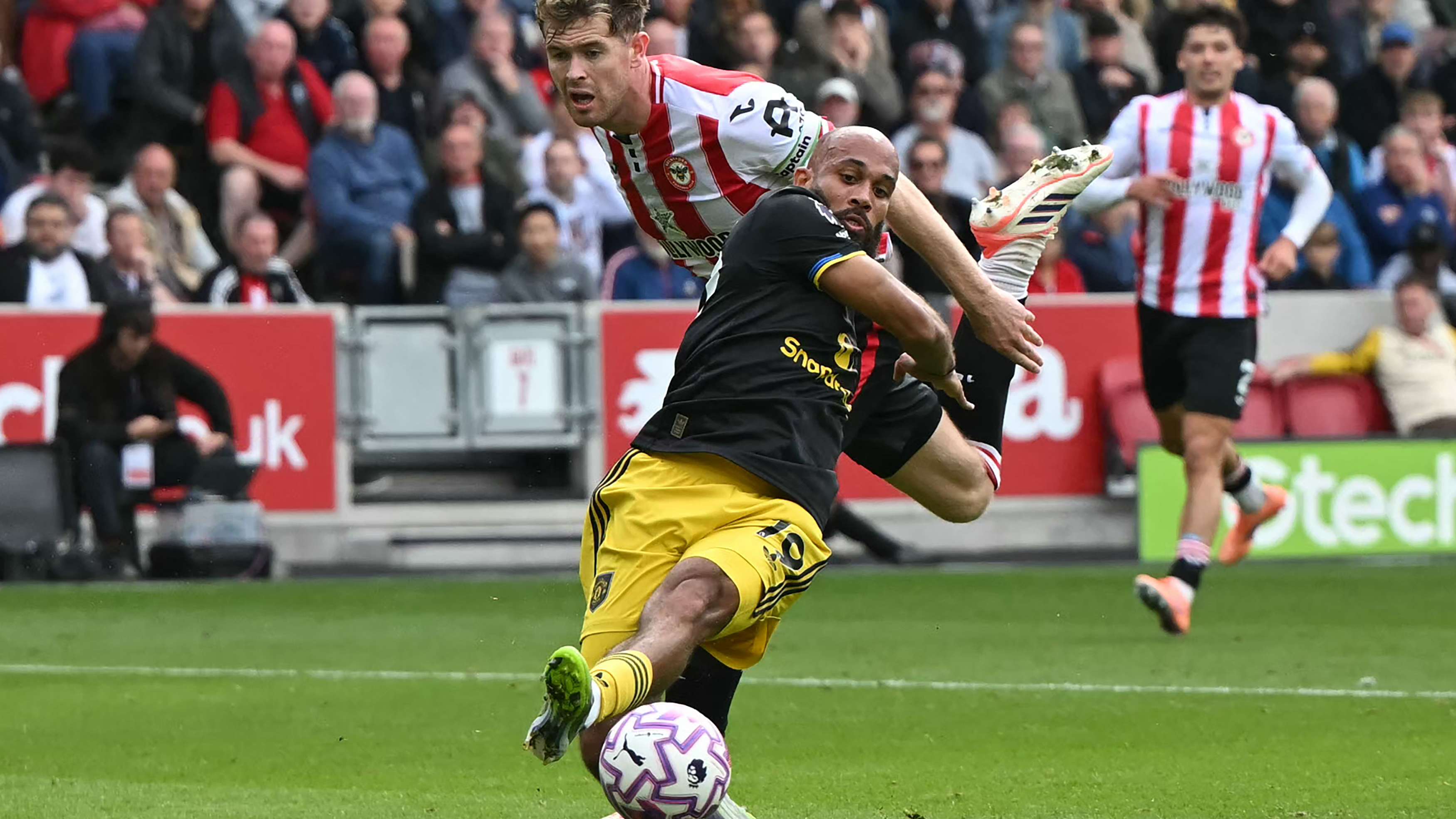 Man Utd fans spark social media row after Brentford defeat  