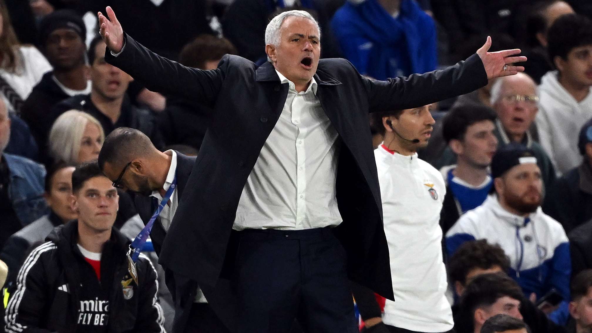 📽️ | Mourinho pleads with Benfica fans to stop hurling objects at Enzo  