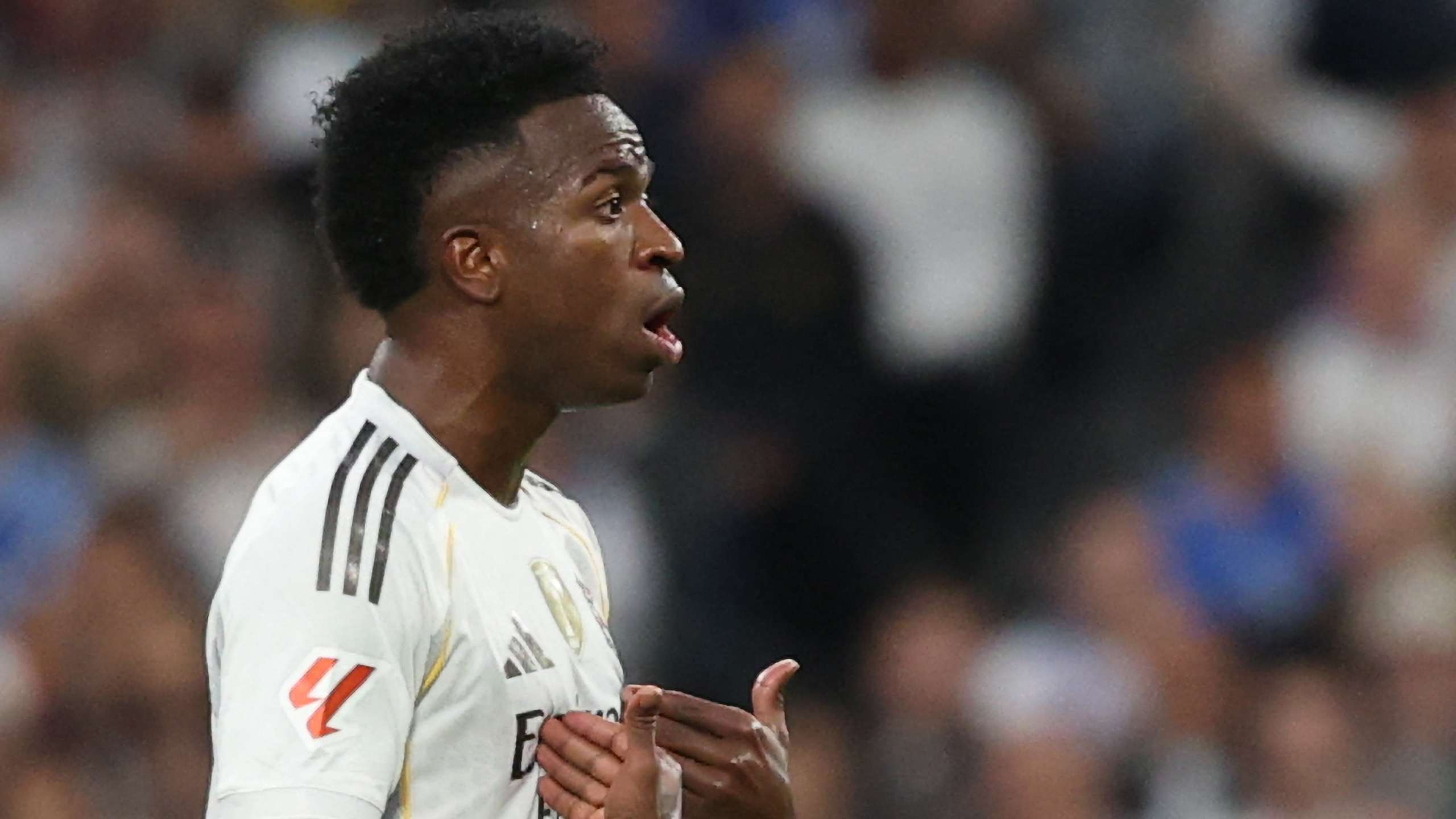 Furious Vini blanks Alonso & storms down tunnel after early substitution   Furious Vini blanks Alonso & storms down tunnel after early substitution