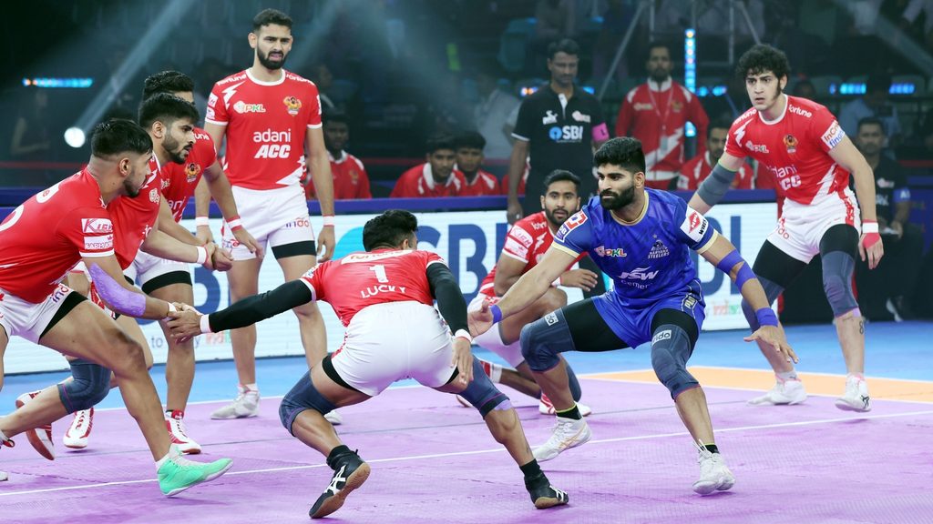 Super 10’s from Shivam and Vinay sink Gujarat Giants; confirms playoff spots for Haryana Steelers and Jaipur Pink Panthers  