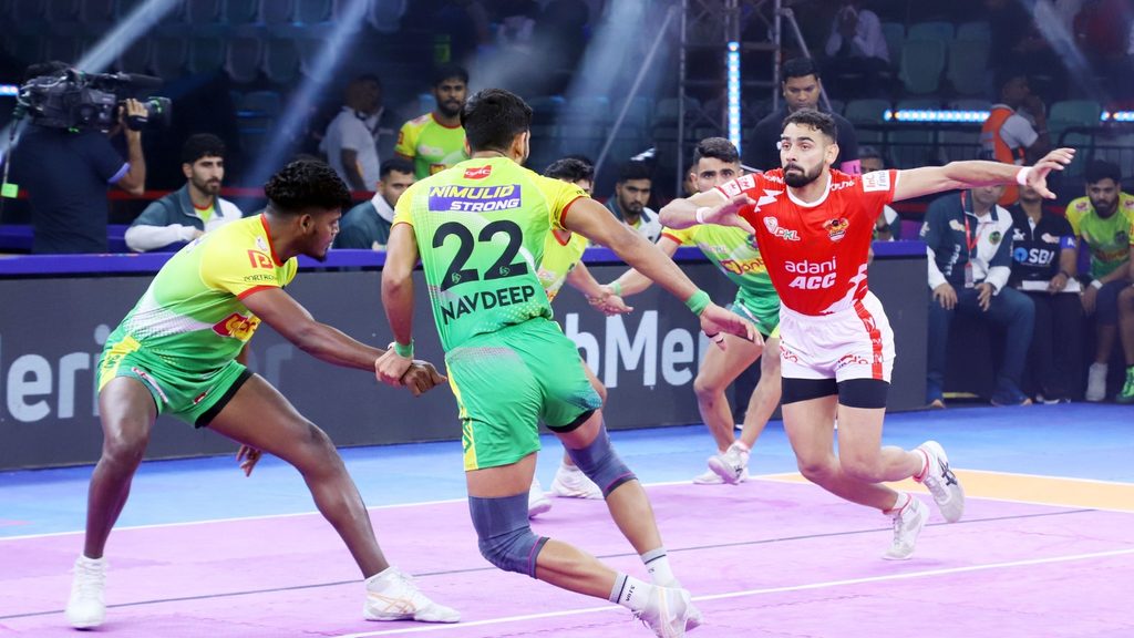 Shadloui’s all-round performance and Super Sub Himanshu’s Super 10 guides Gujarat Giants to crucial victory against Patna Pirates  